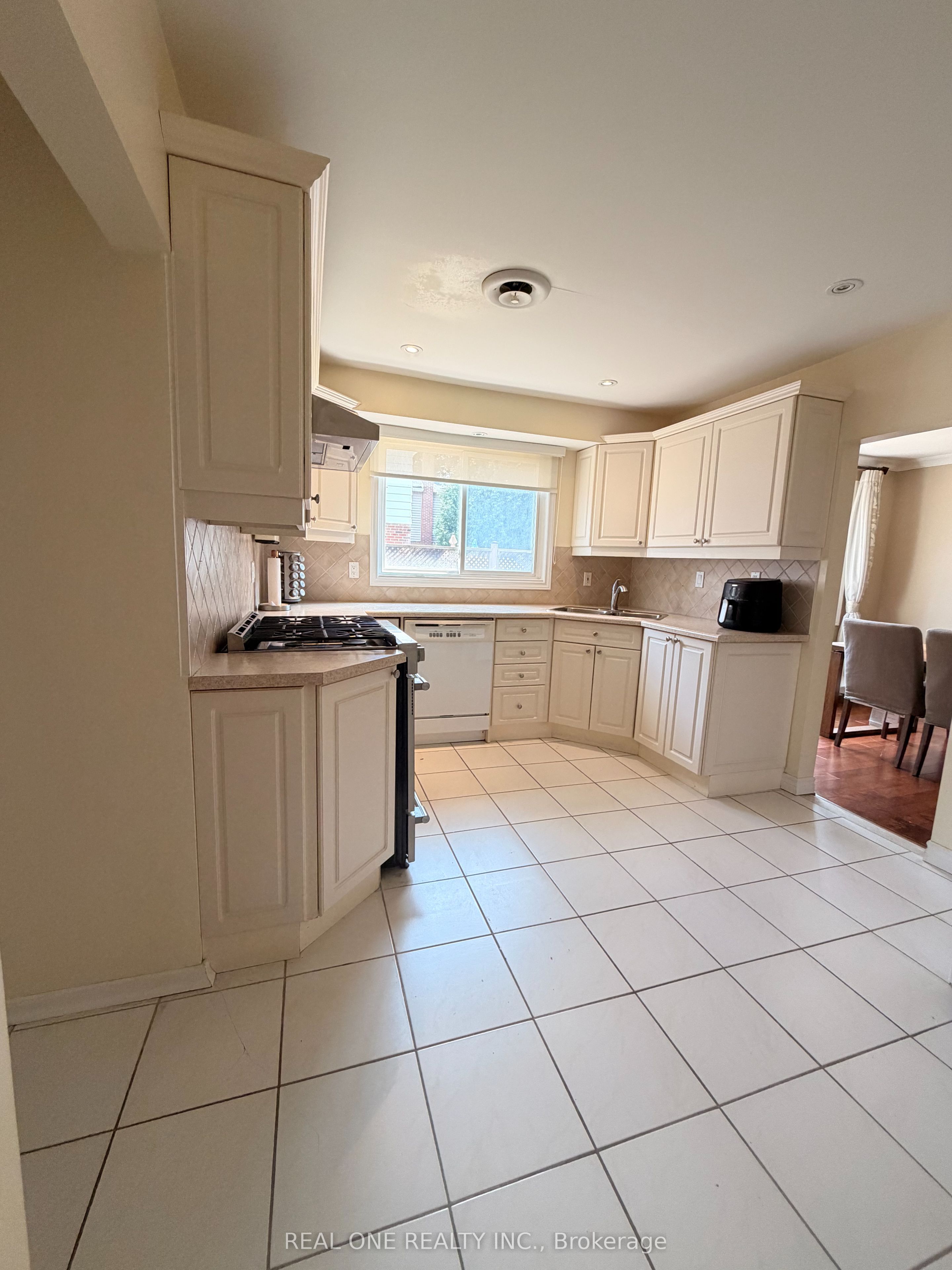 2150 Herridge Drive, Mississauga, ON L5K 1N6 photo 5