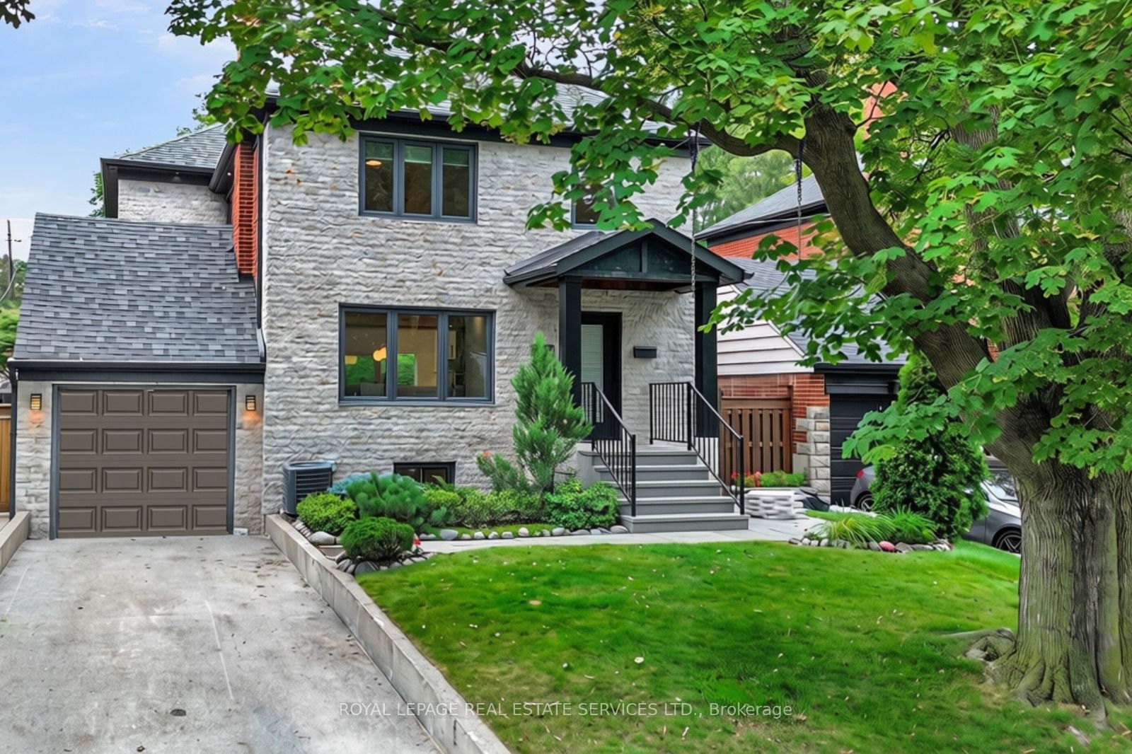 52 Glenaden Avenue E, Toronto, ON M8Y 2L3 photo 2