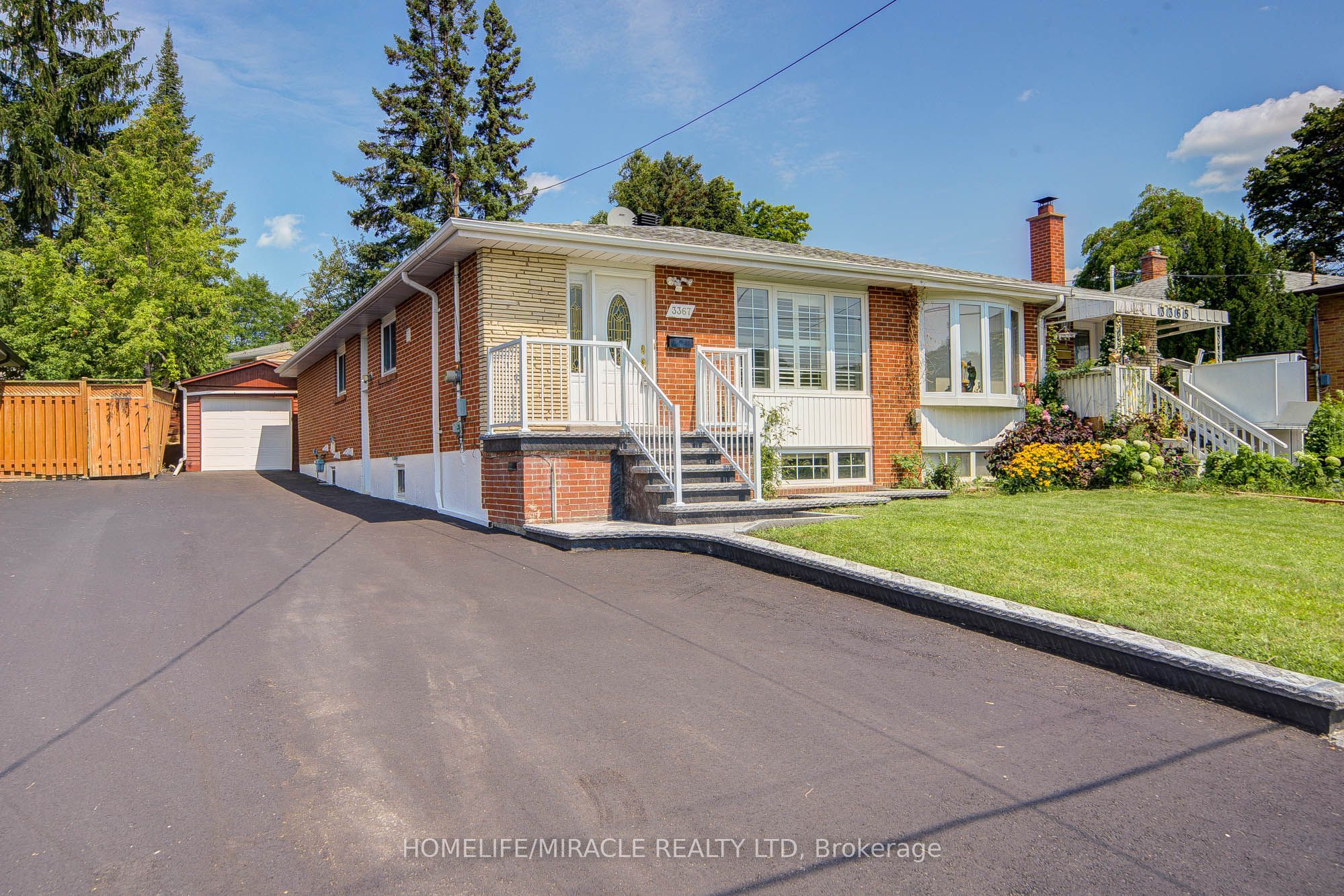 3367 The Credit Wood, Mississauga, ON L5C 2J9 photo 2