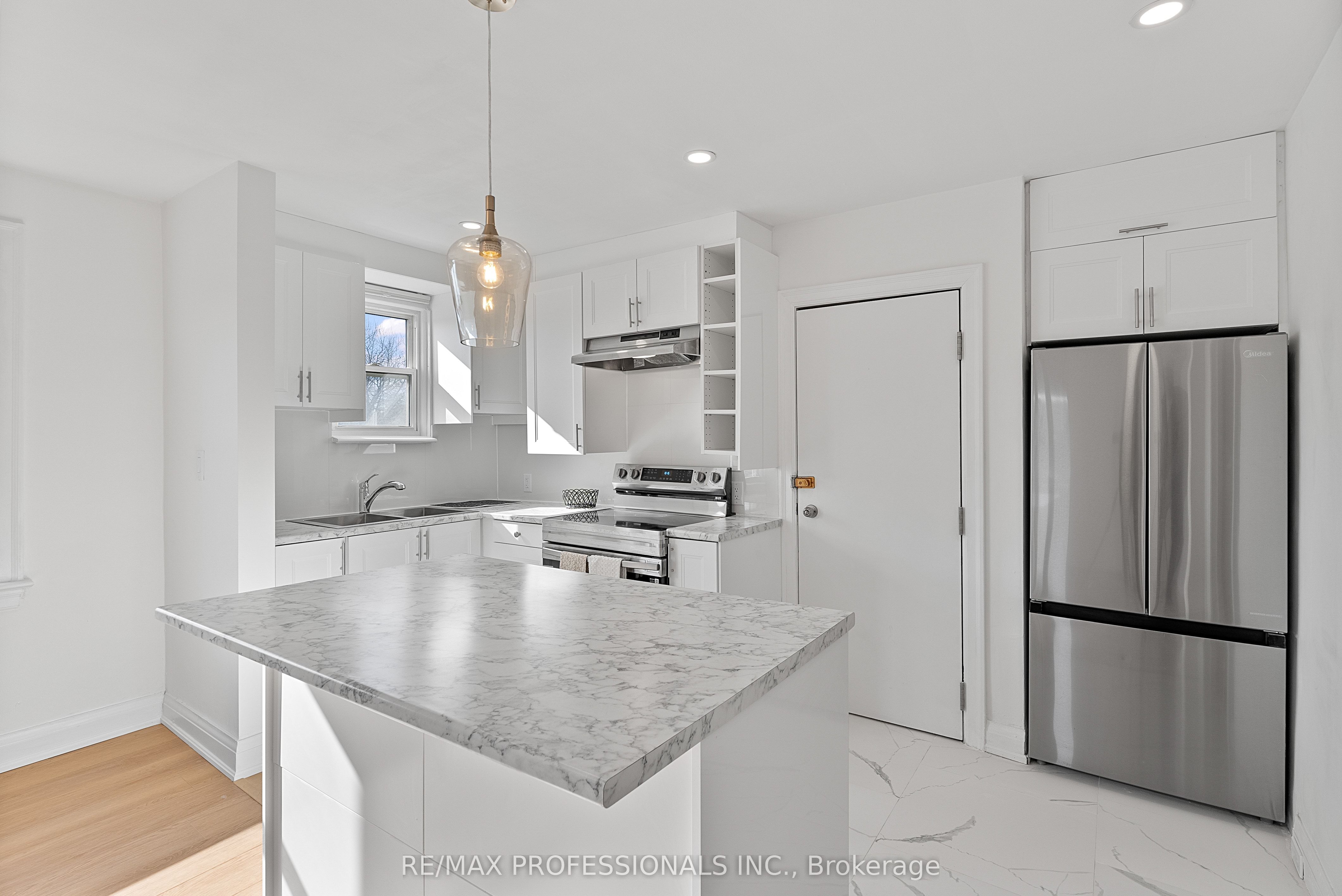 308 Jane Street Upper, Toronto, ON M6S 3Z4