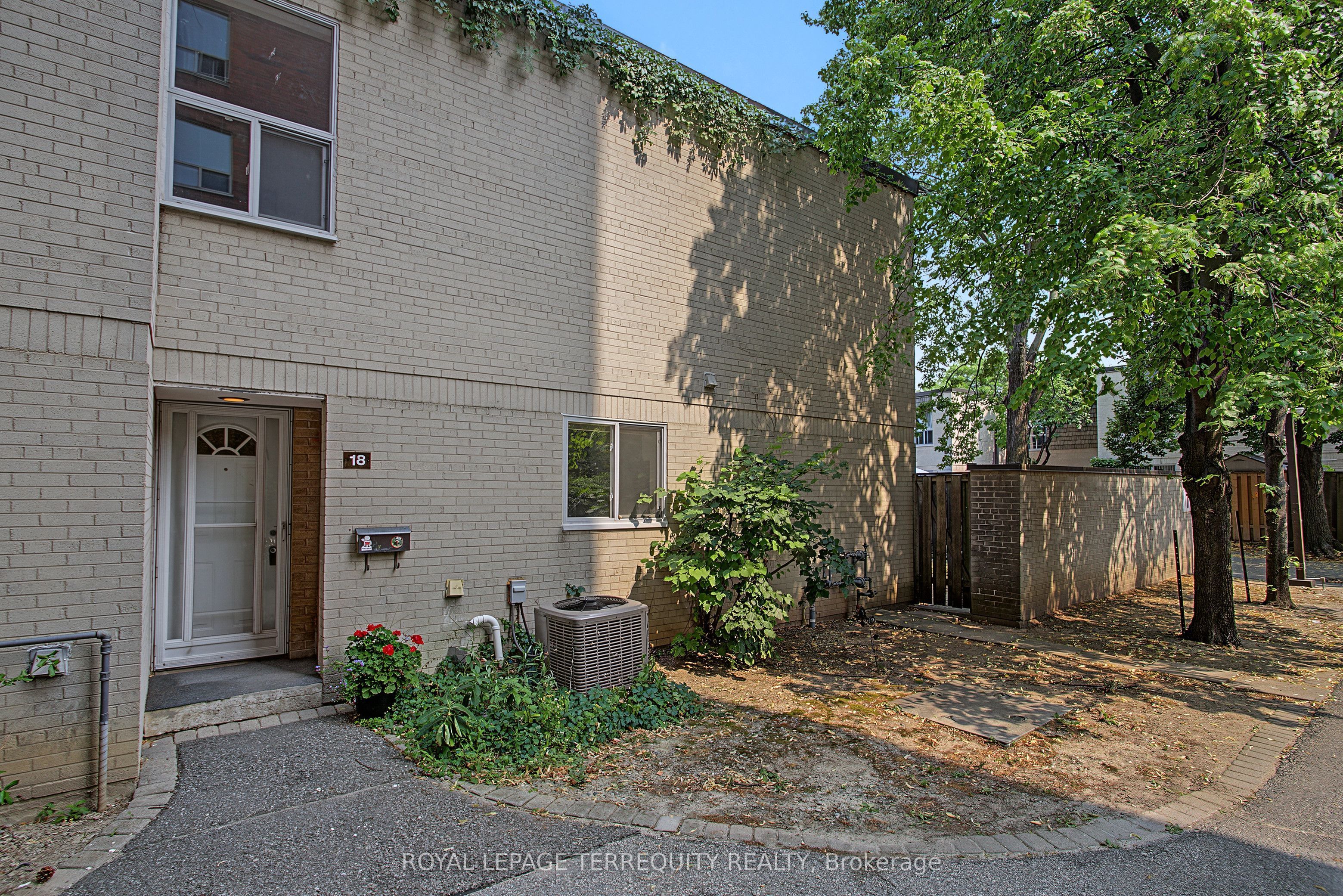 11 Four Winds Drive 18, Toronto, ON M3J 1K7