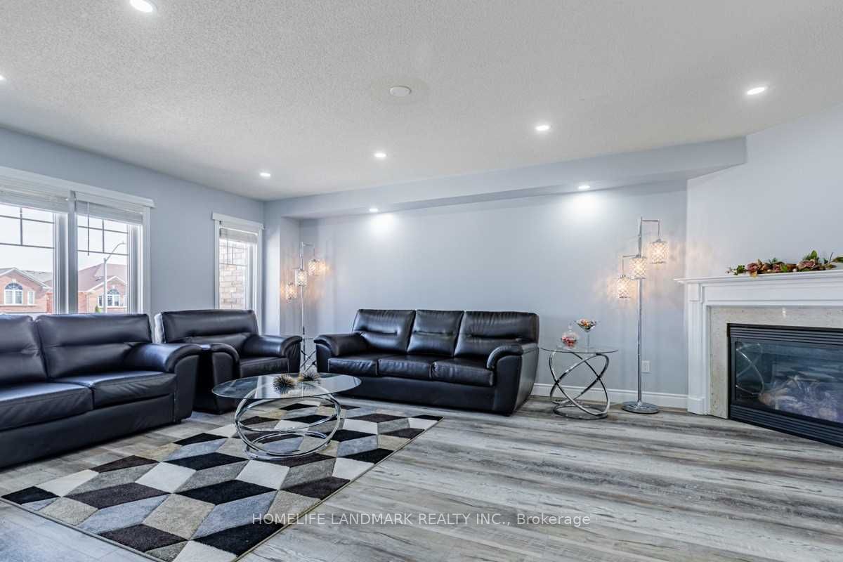 3055 Highvalley Road, Oakville, ON L6M 5H4 photo 2