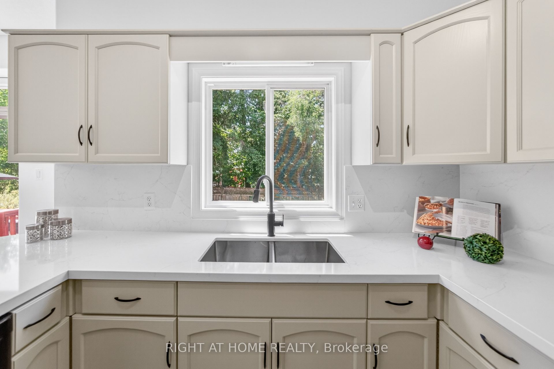 72 Beardmore Crescent, Halton Hills, ON L7J 2Z1 photo 5