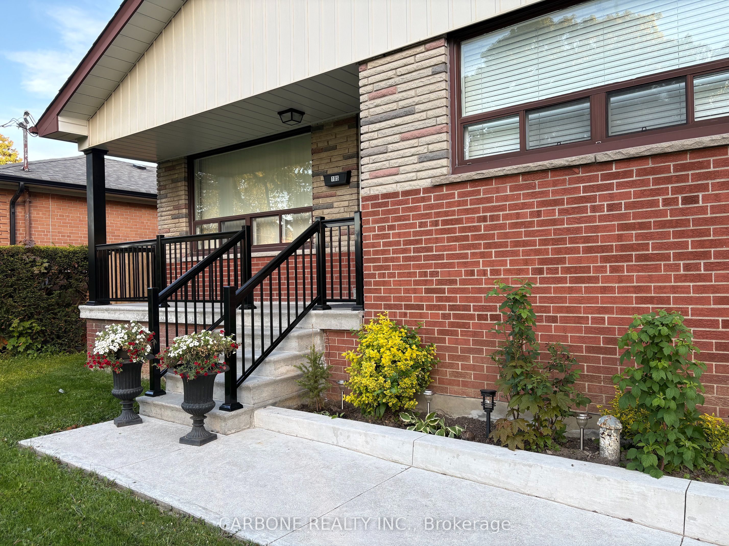 105 Hallsport Crescent, Toronto, ON M3M 2K5 photo 3