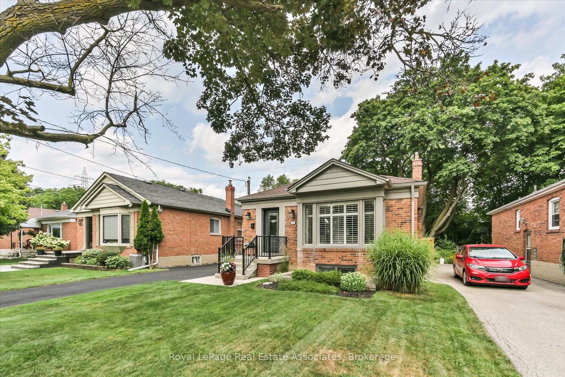 41 Ashbourne Drive, Toronto, ON M9B 4H3 photo 2