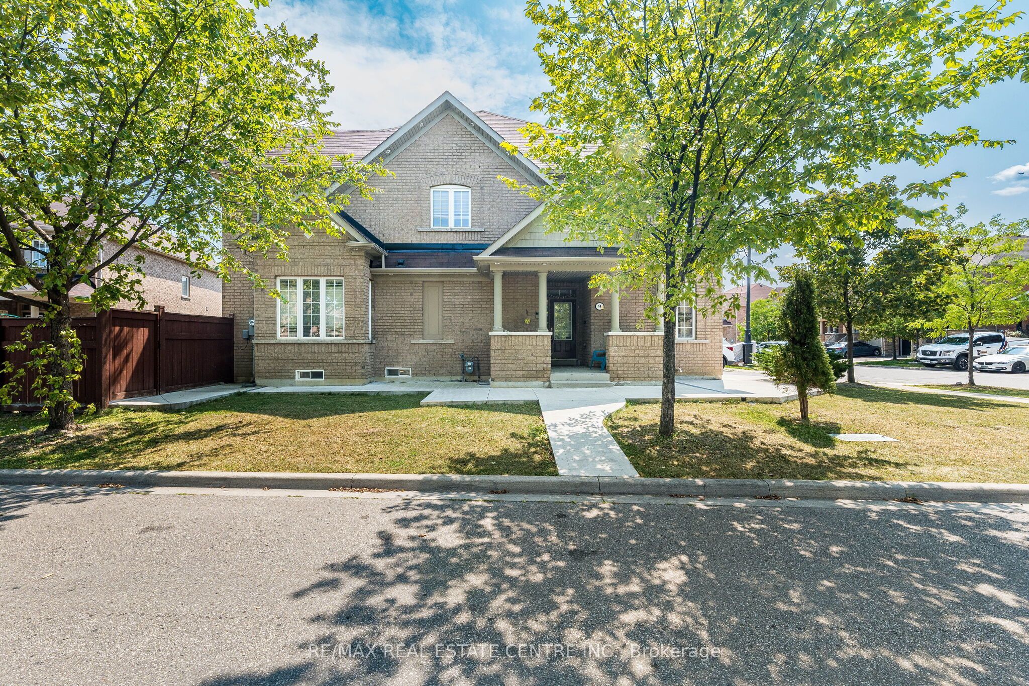 9 Loftsmoor Drive, Brampton, ON L6R 3R7 photo 3