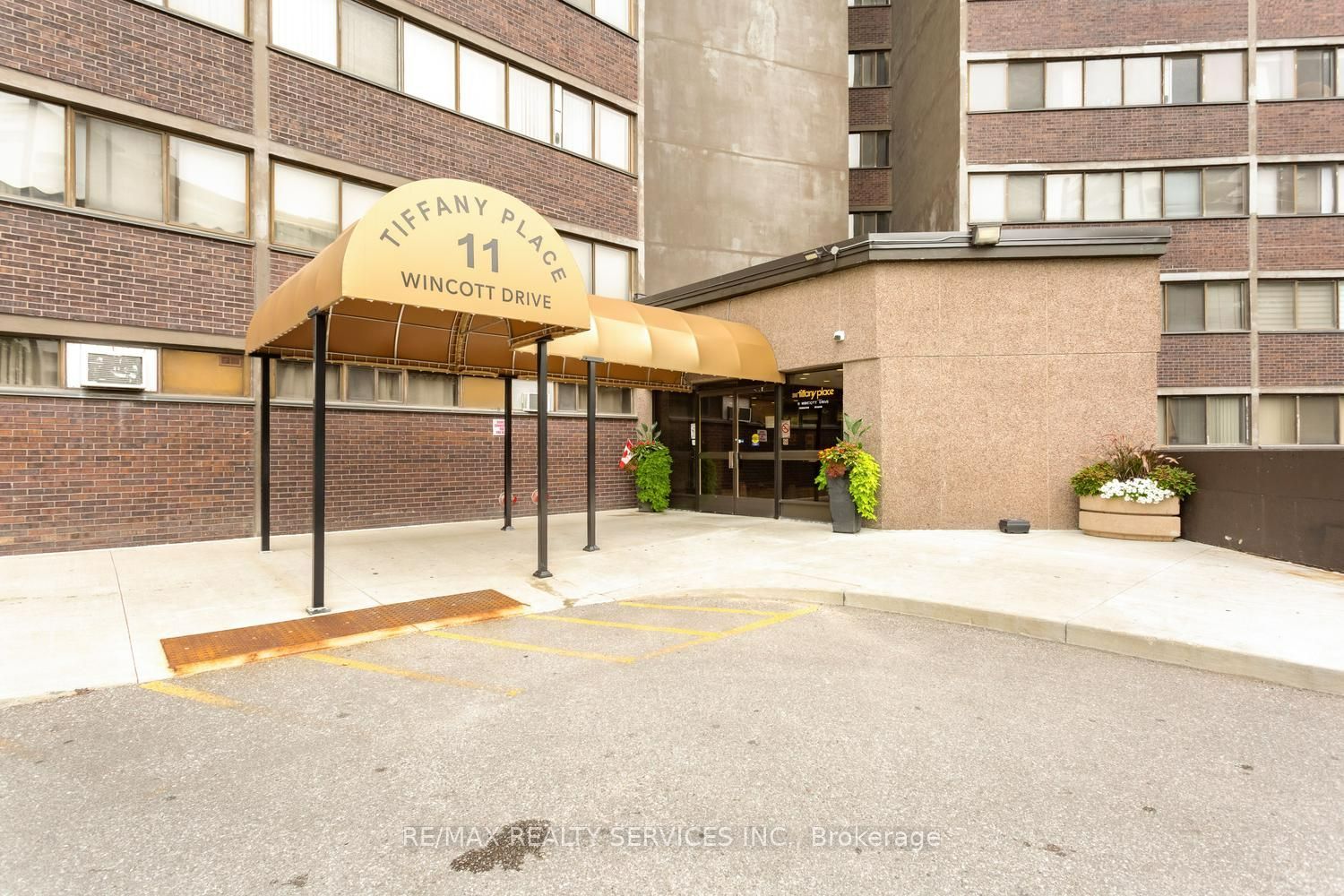 11 Wincott Drive 11, Toronto, ON M9R 2R9 photo 3