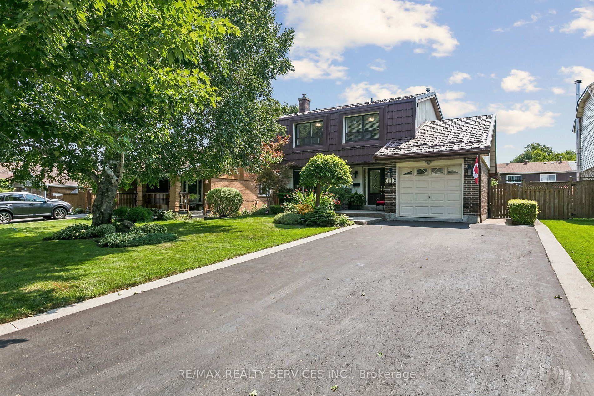 11 Longbourne Crescent, Brampton, ON L6S 2R8 photo 2