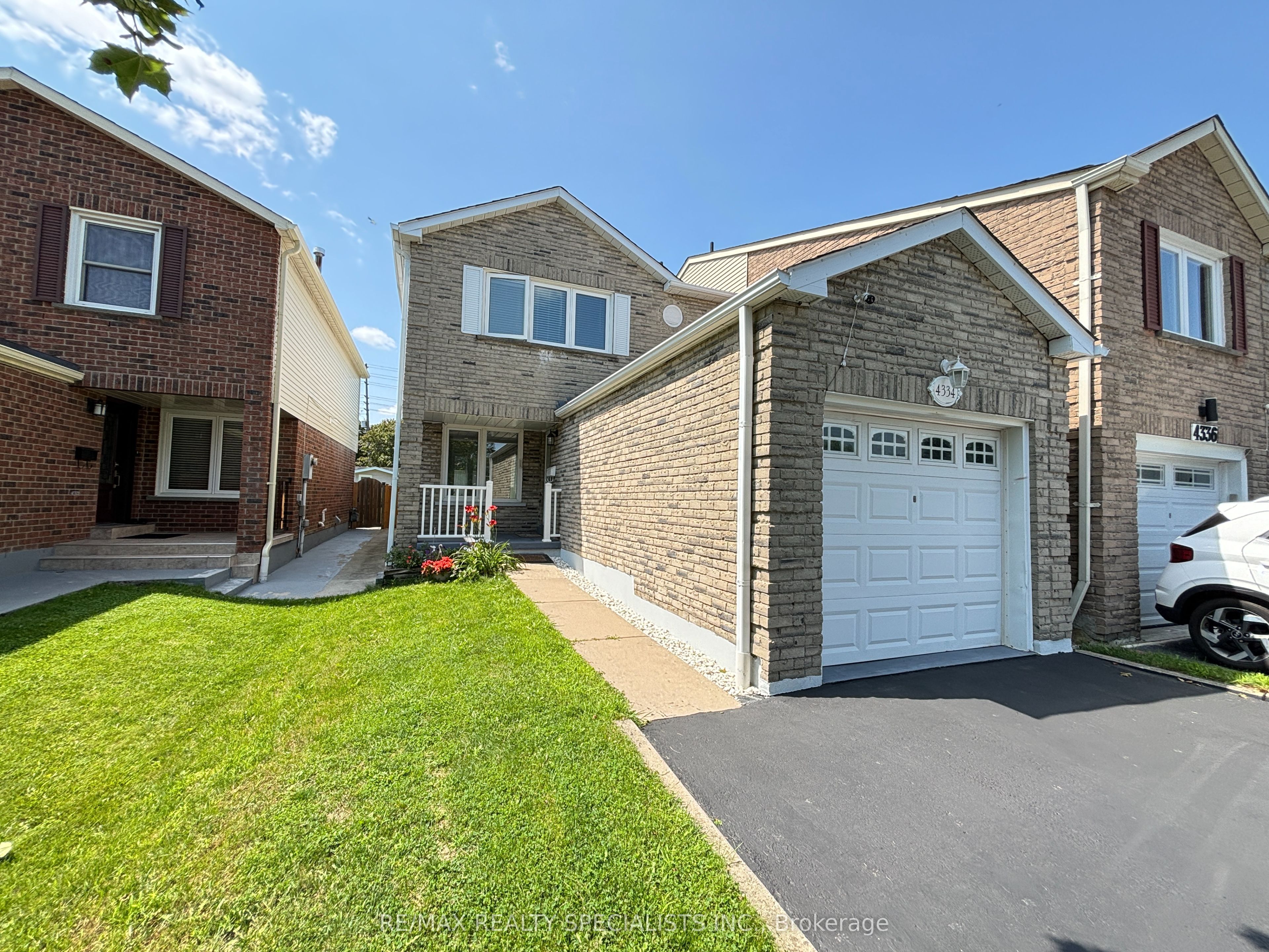 4334 Lee Drive, Mississauga, ON L4W 4A8 photo 2
