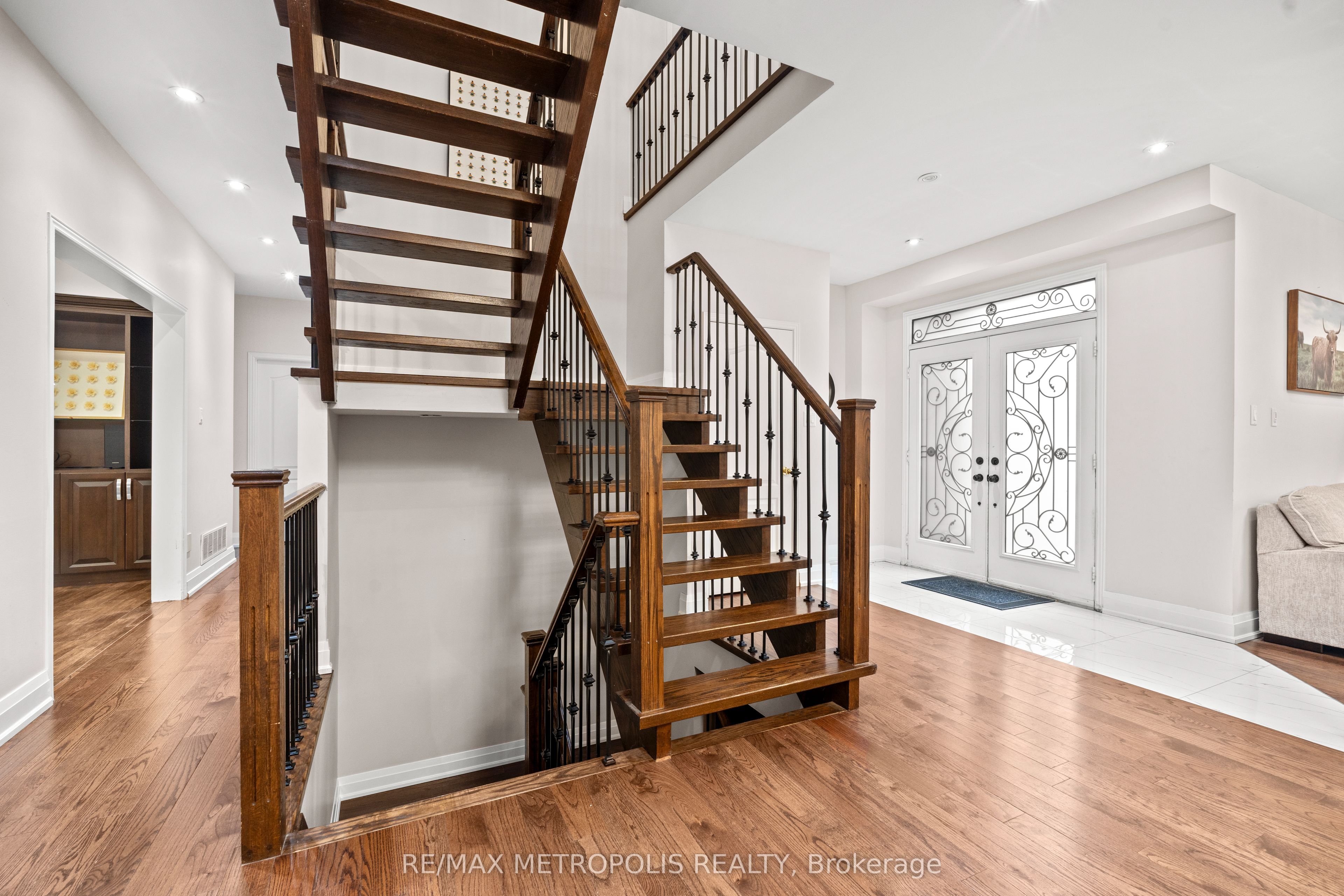 552 Feathergrass Crescent Main & Upper, Mississauga, ON L4Z 3Y5 photo 5