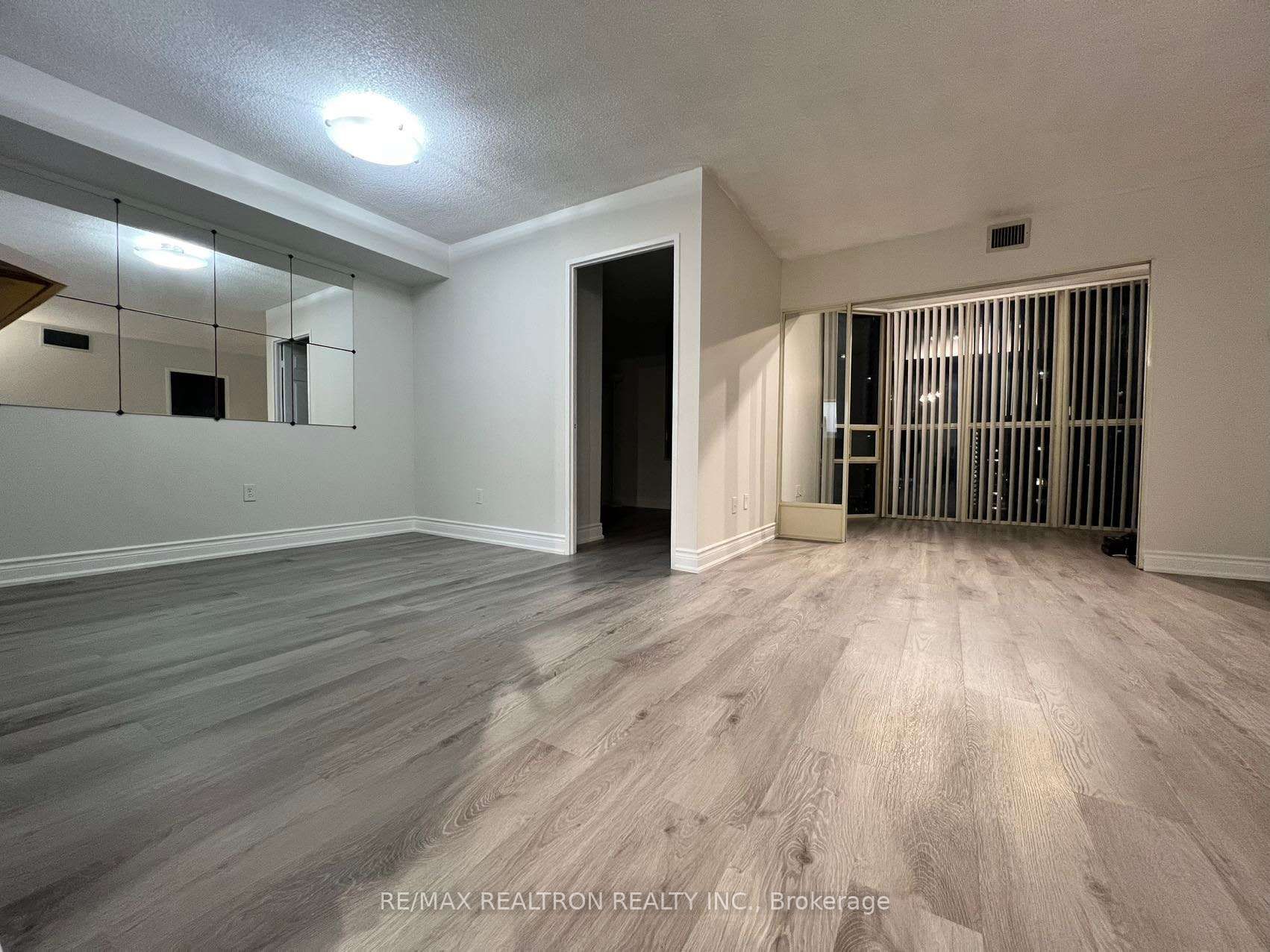 285 Enfield Place 1412, Mississauga, ON L5B 3Y6 photo 3