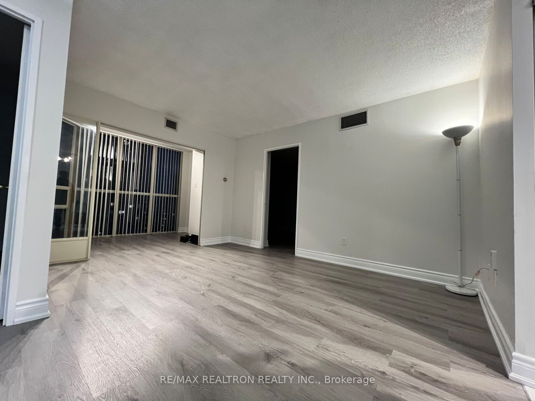 285 Enfield Place 1412, Mississauga, ON L5B 3Y6 photo 4
