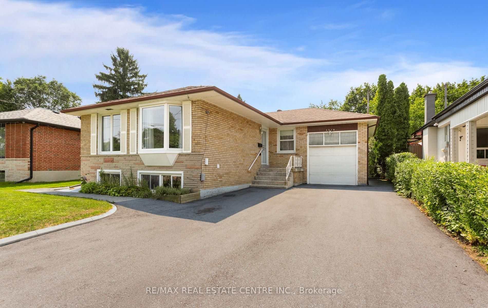 3518 The Credit Woodlands, Mississauga, ON L5C 2X6 photo 2