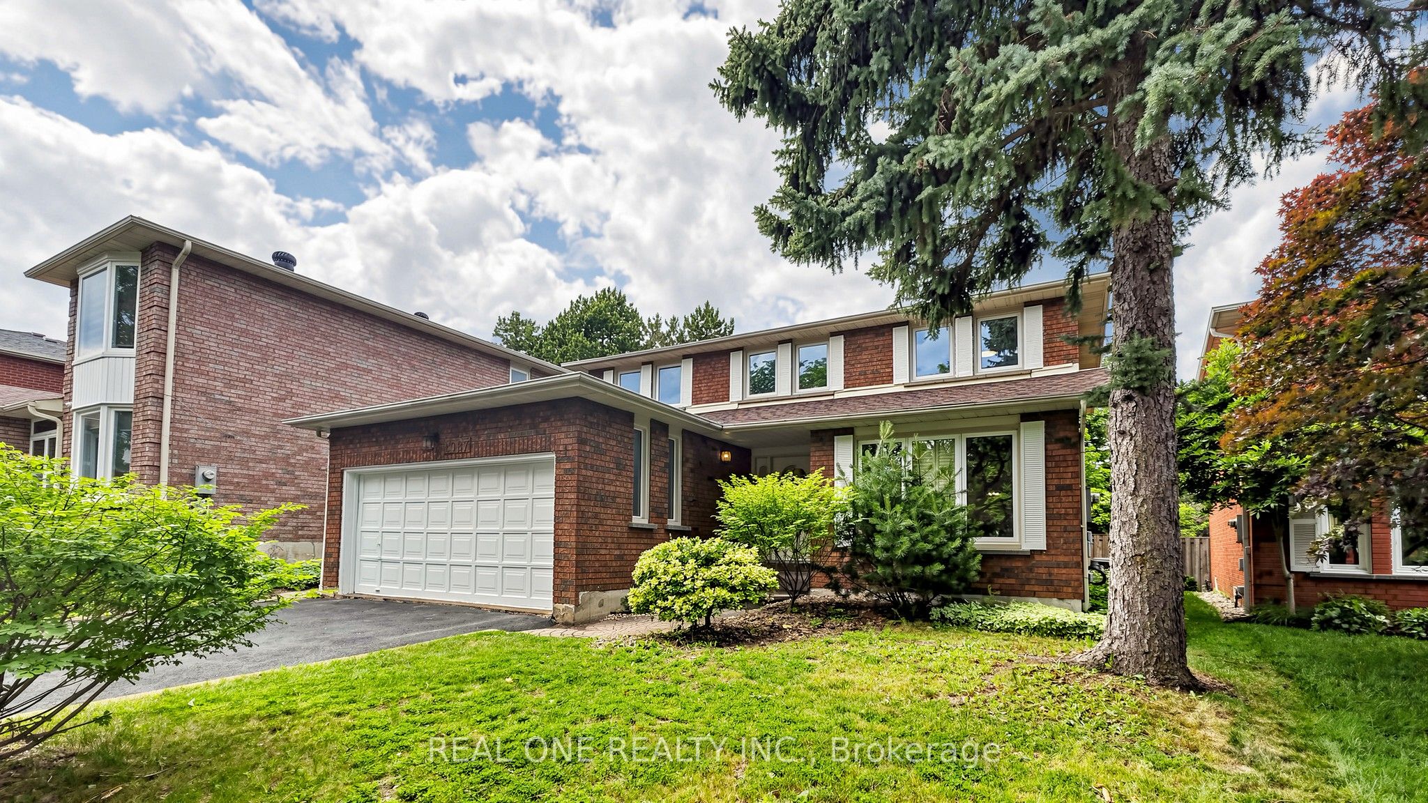 2027 Roy Ivor Crescent, Mississauga, ON L5L 3N7 photo 2