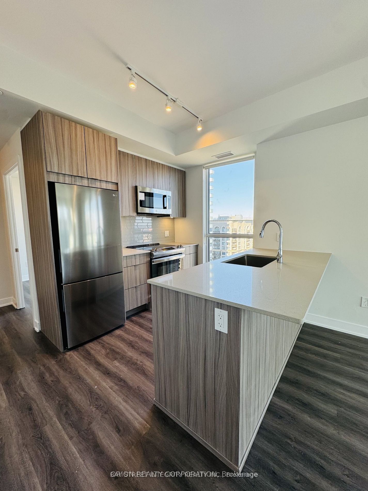 4130 Parkside Village Drive 3706, Mississauga, ON L5B 3M8 photo 3