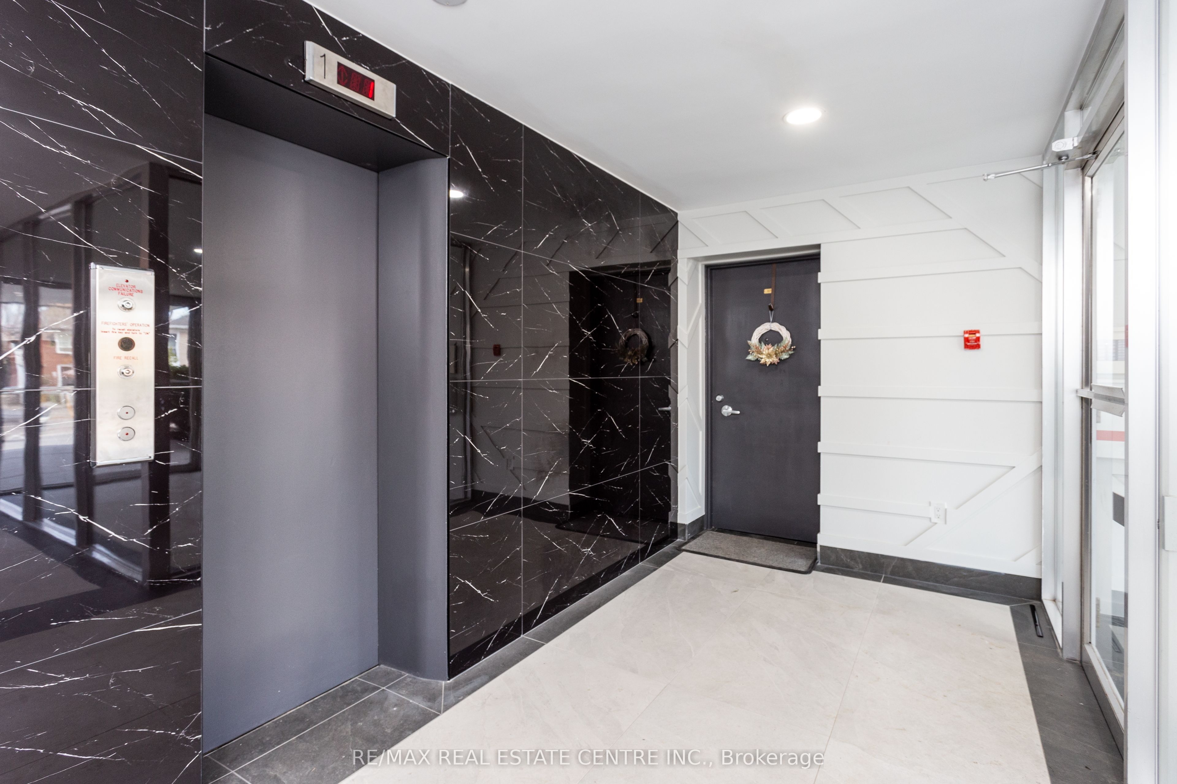 371 Lakeshore Road W 103, Mississauga, ON L5H 1H4 photo 2