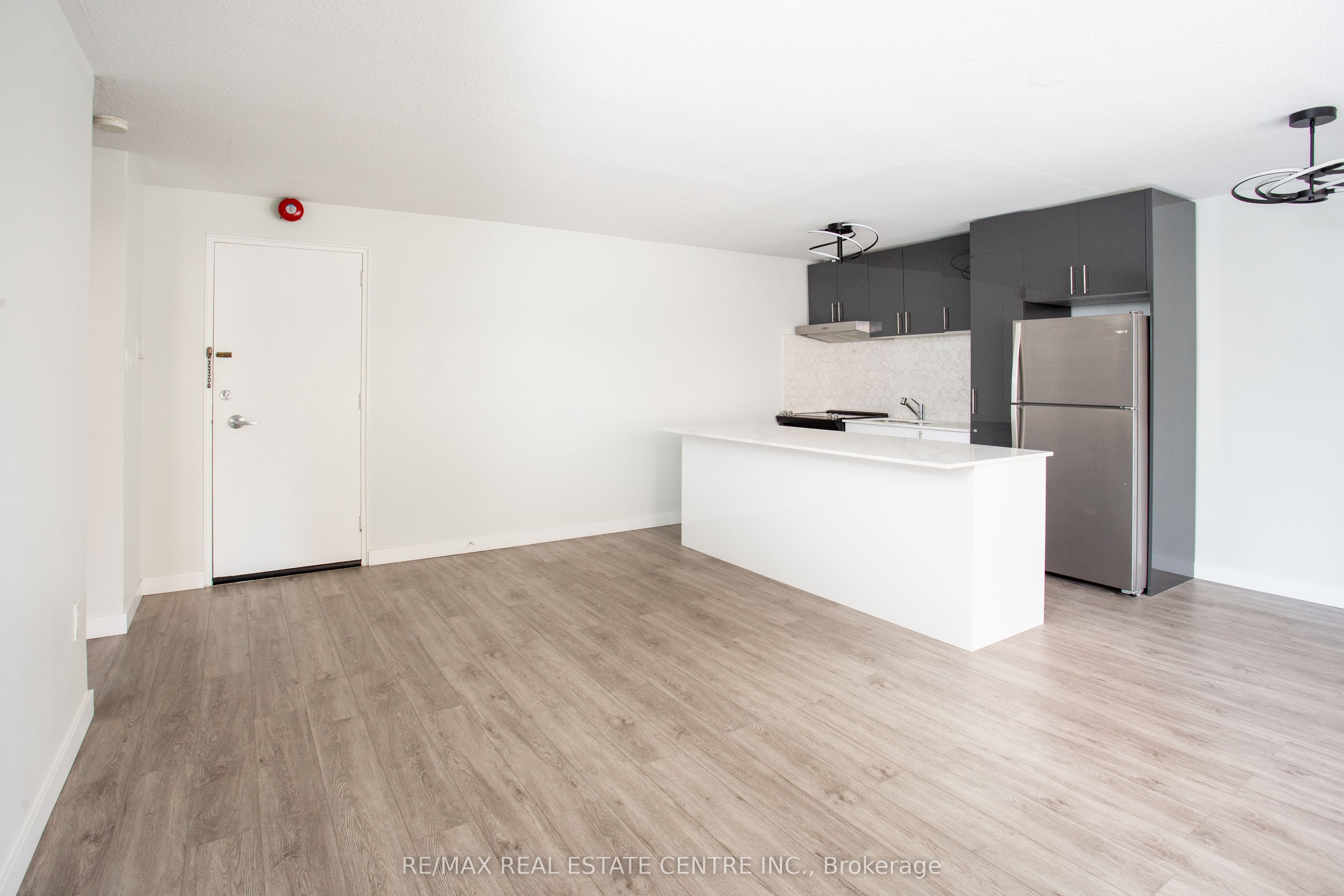 371 Lakeshore Road W 103, Mississauga, ON L5H 1H4 photo 3
