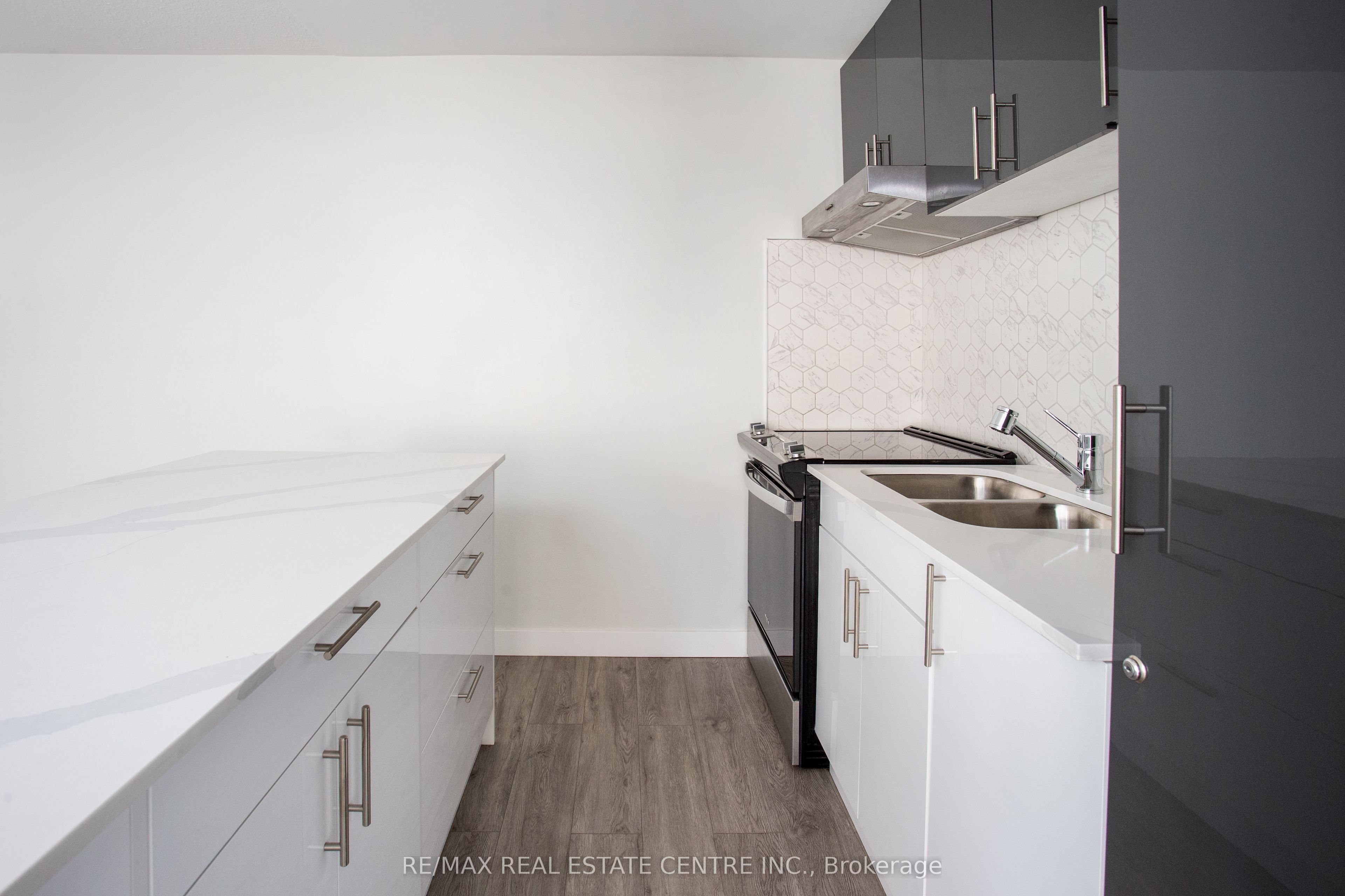 371 Lakeshore Road W 103, Mississauga, ON L5H 1H4 photo 5