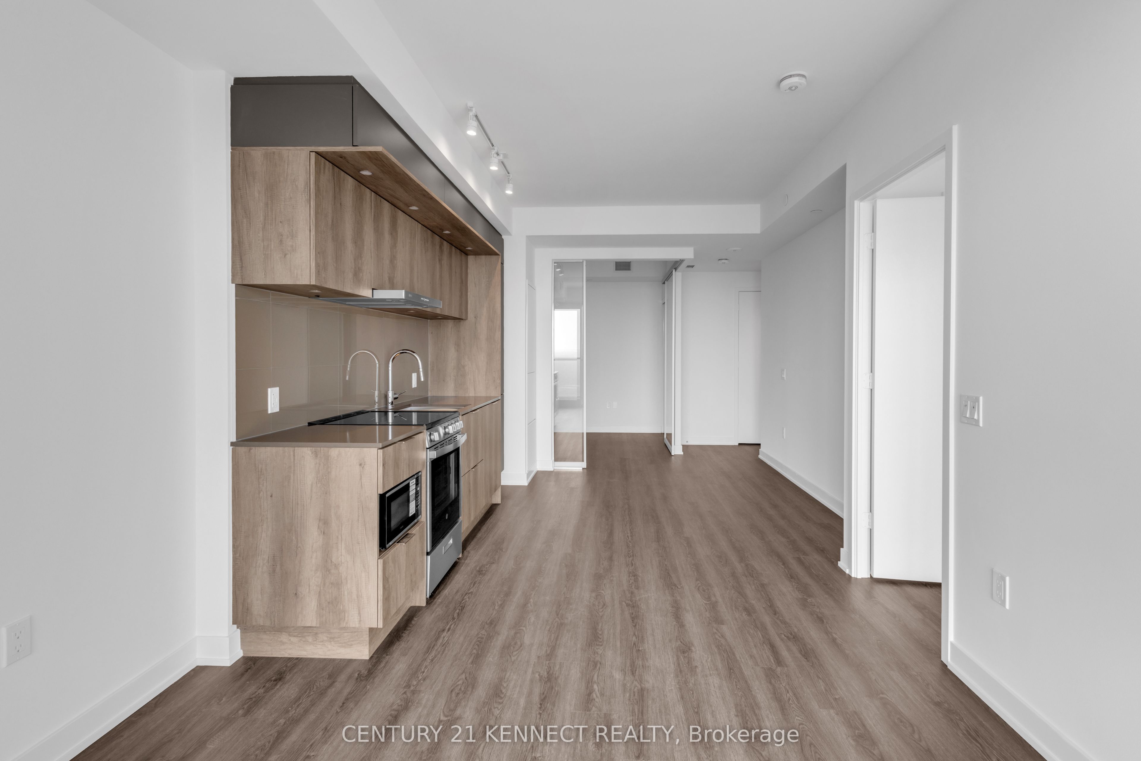448 Burnhamthorpe Road W 6112, Mississauga, ON L5B 0R4 photo 5