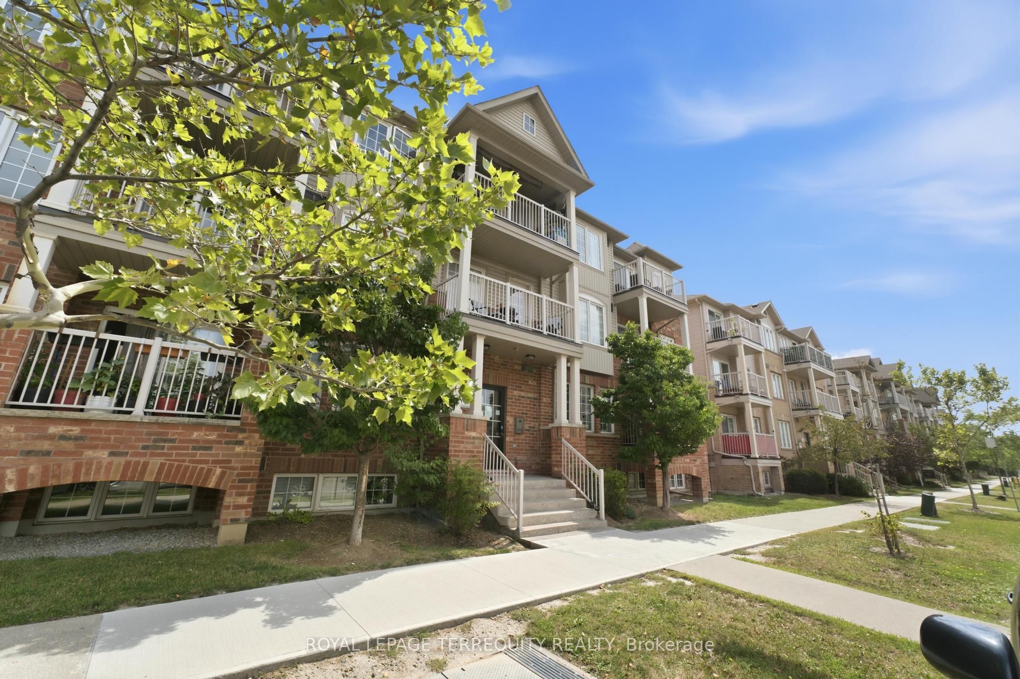 141 Isaac Devins Boulevard 3, Toronto, ON M9M 0C4 photo 3