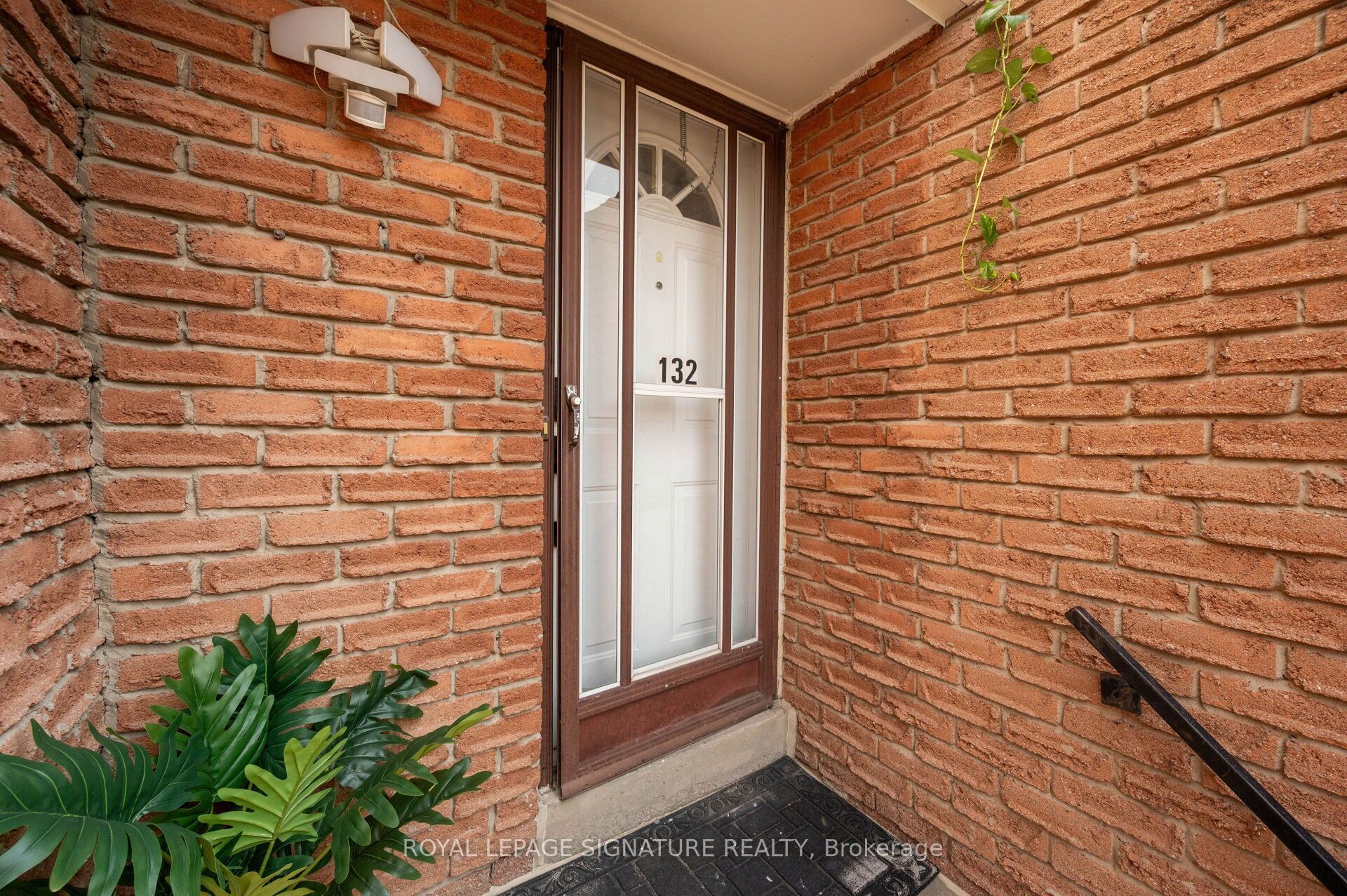 1221 Dundix Road 132, Mississauga, ON L4Y 3Y9 photo 3