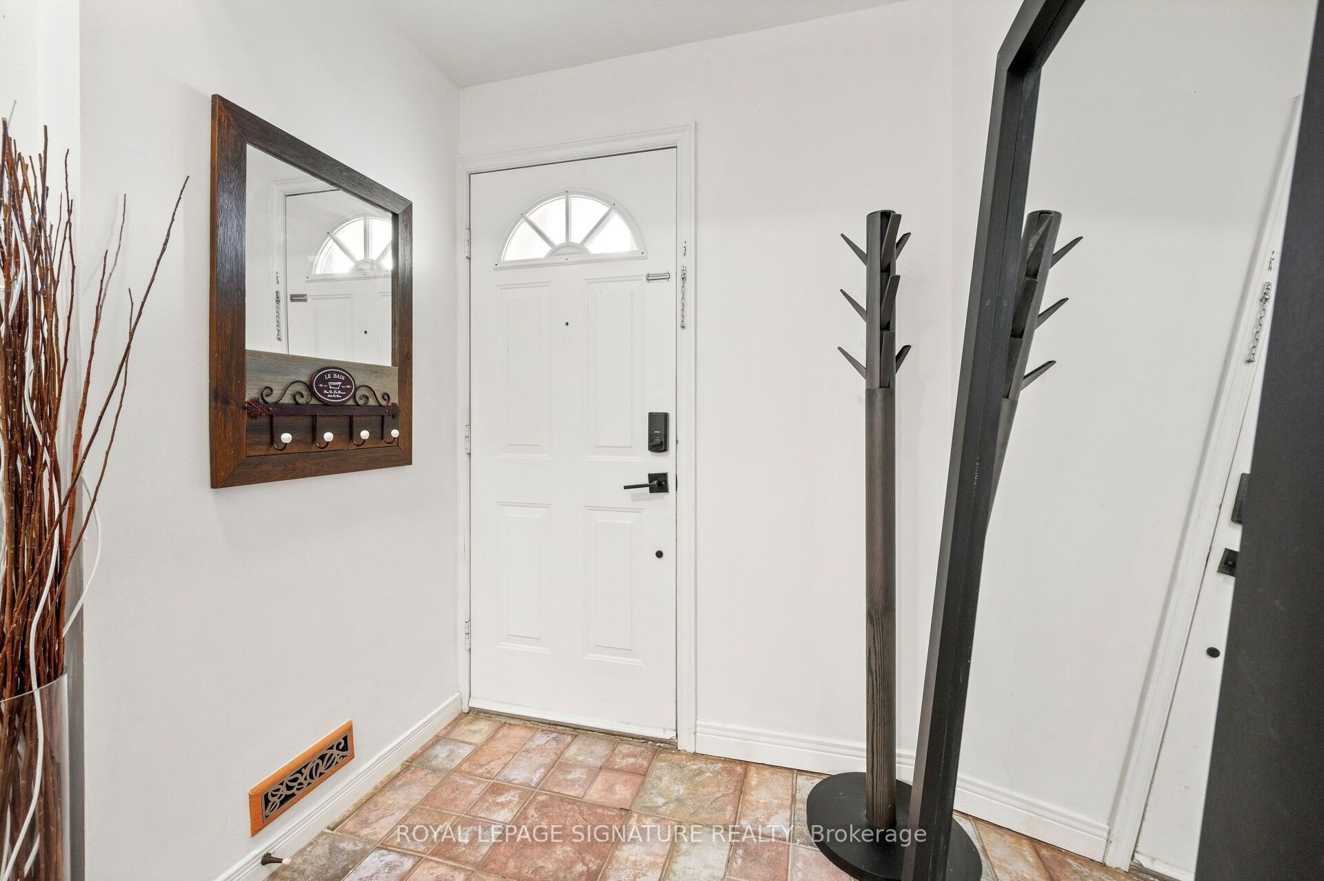 1221 Dundix Road 132, Mississauga, ON L4Y 3Y9 photo 5