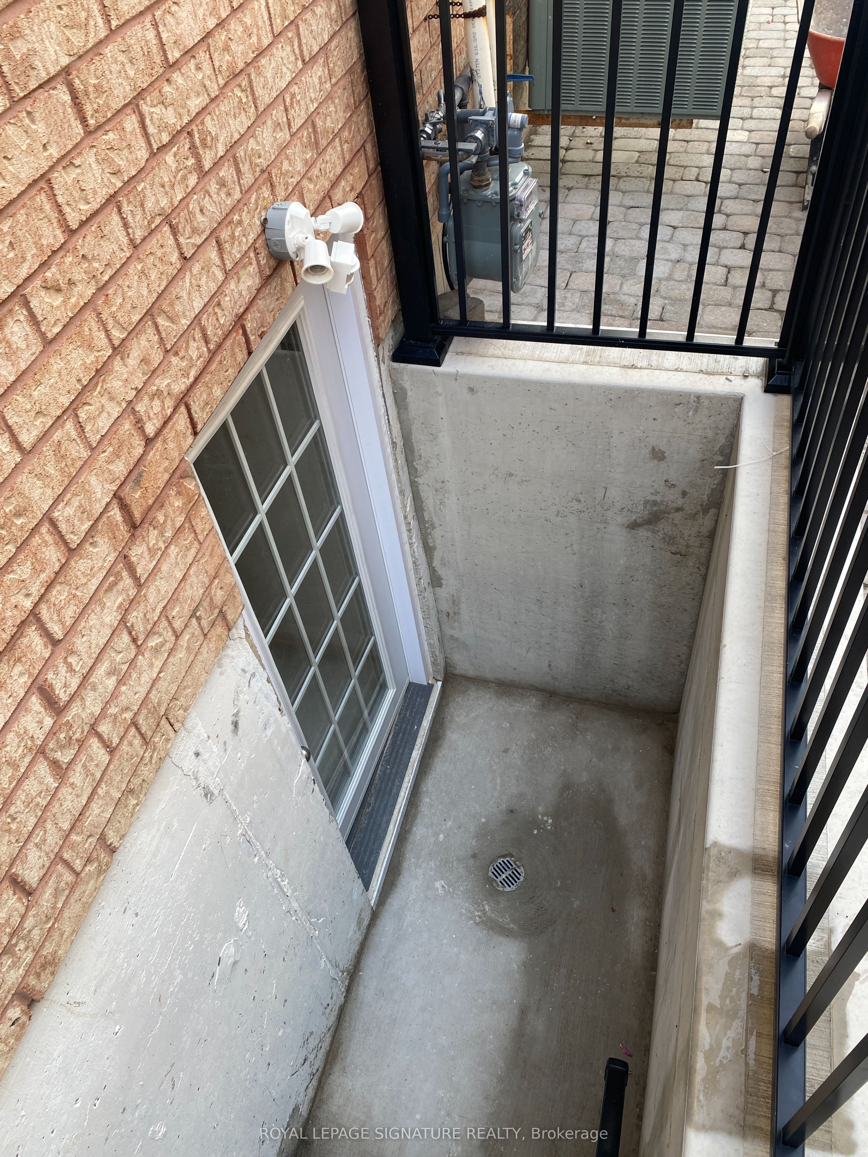 3271 Pilcom Crescent Lower, Mississauga, ON L5B 3X5 photo 2