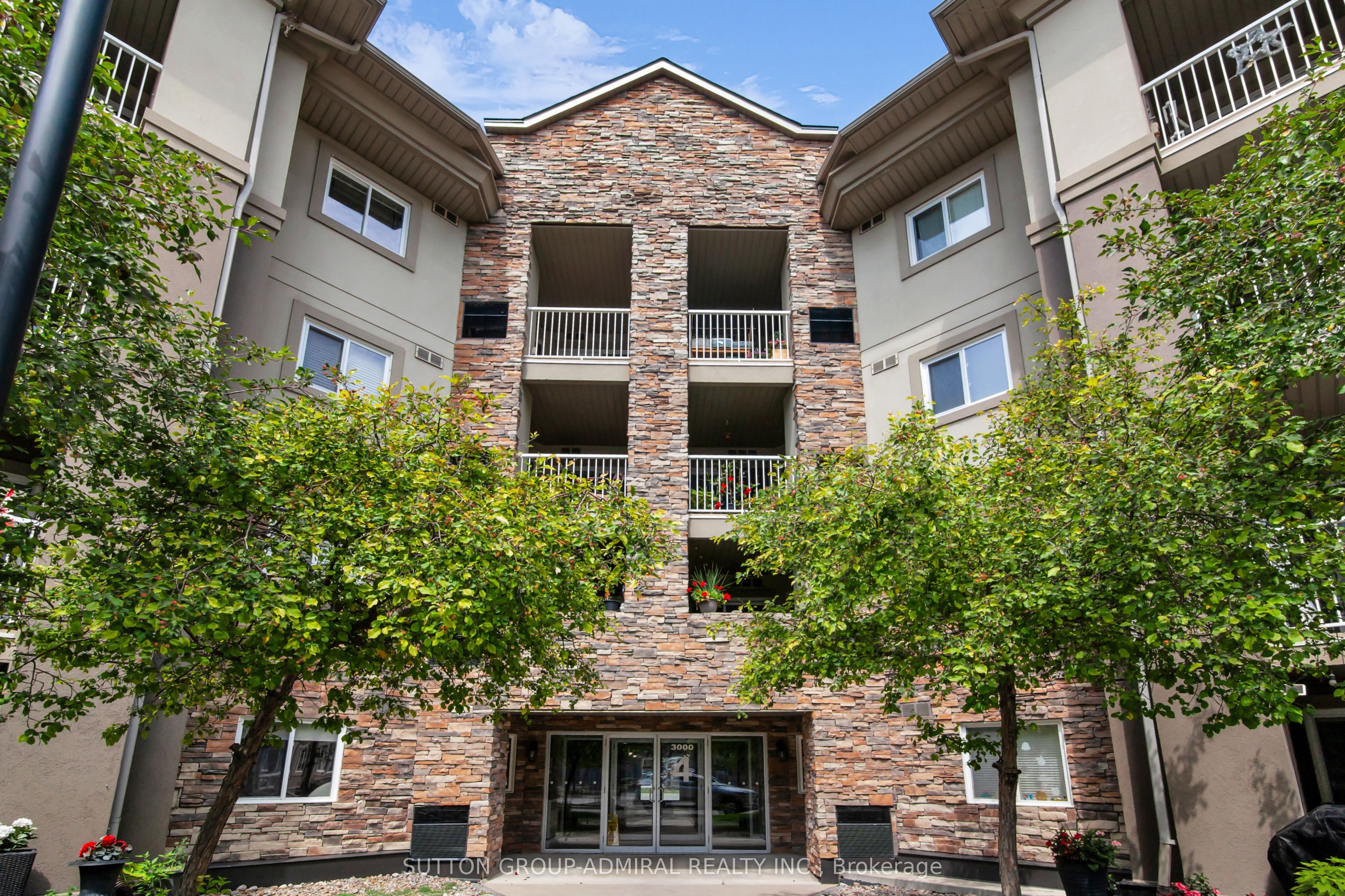 4 Dayspring Circle 105, Brampton, ON L6P 2Z5