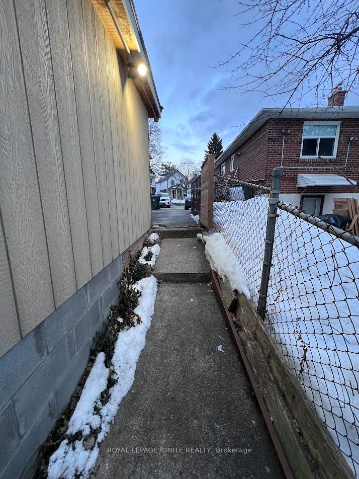 208 Rosemount Avenue BSMNT, Toronto, ON M9N 3C3 photo 2