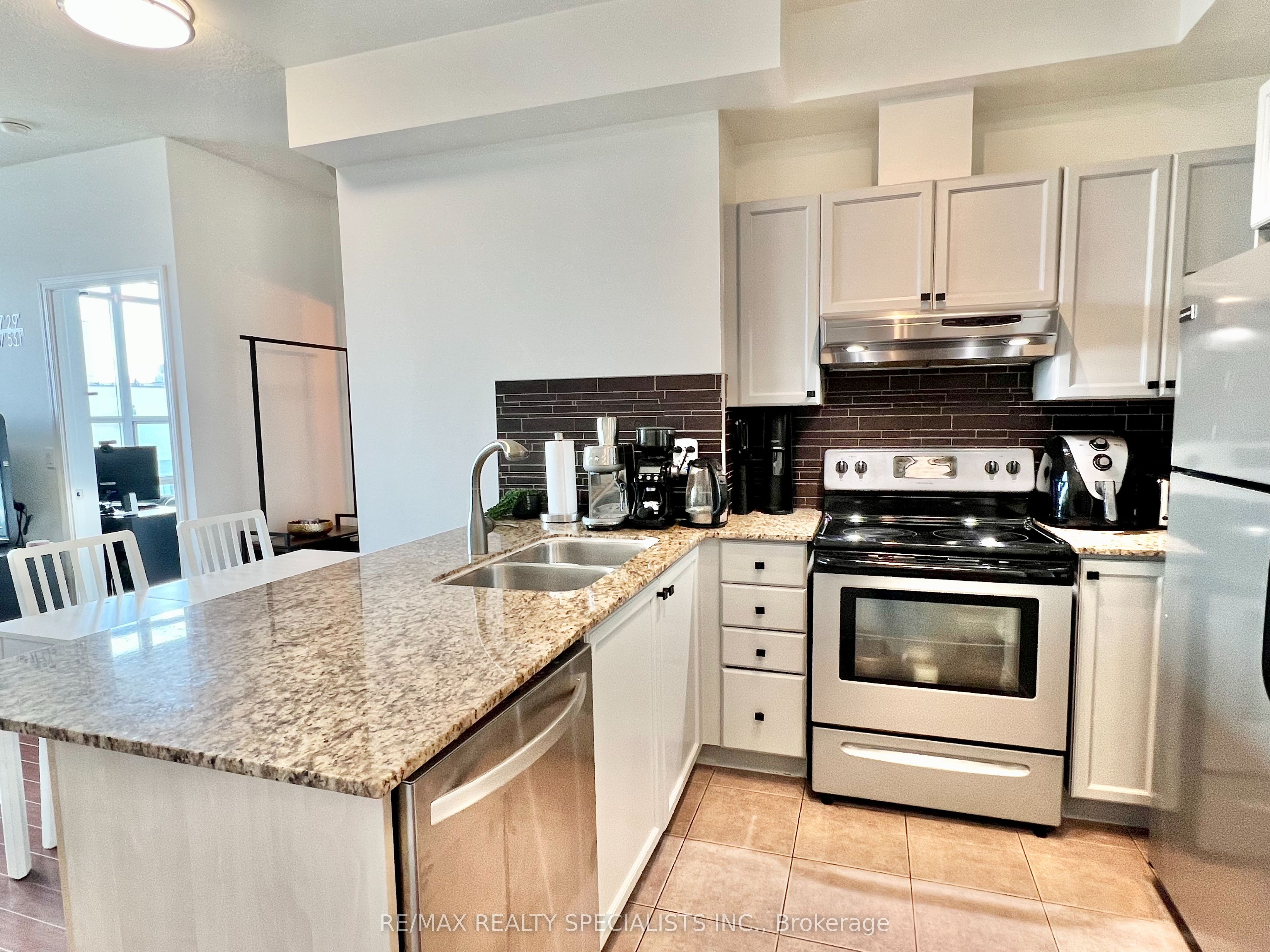 33 Elm Drive W 2505, Mississauga, ON L5B 4M2 photo 2