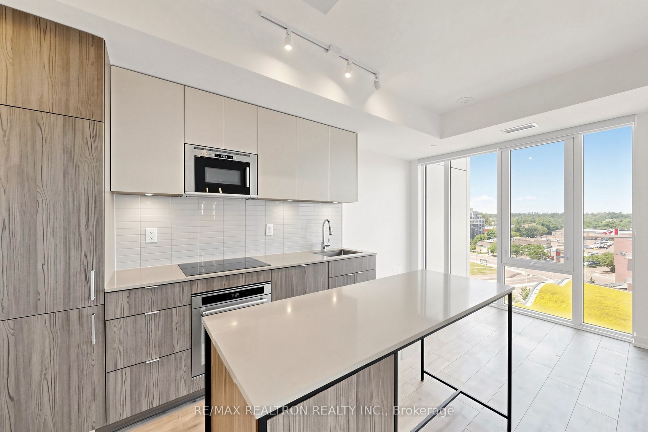 220 Missinnihe Way 817, Mississauga, ON L5H 0A9