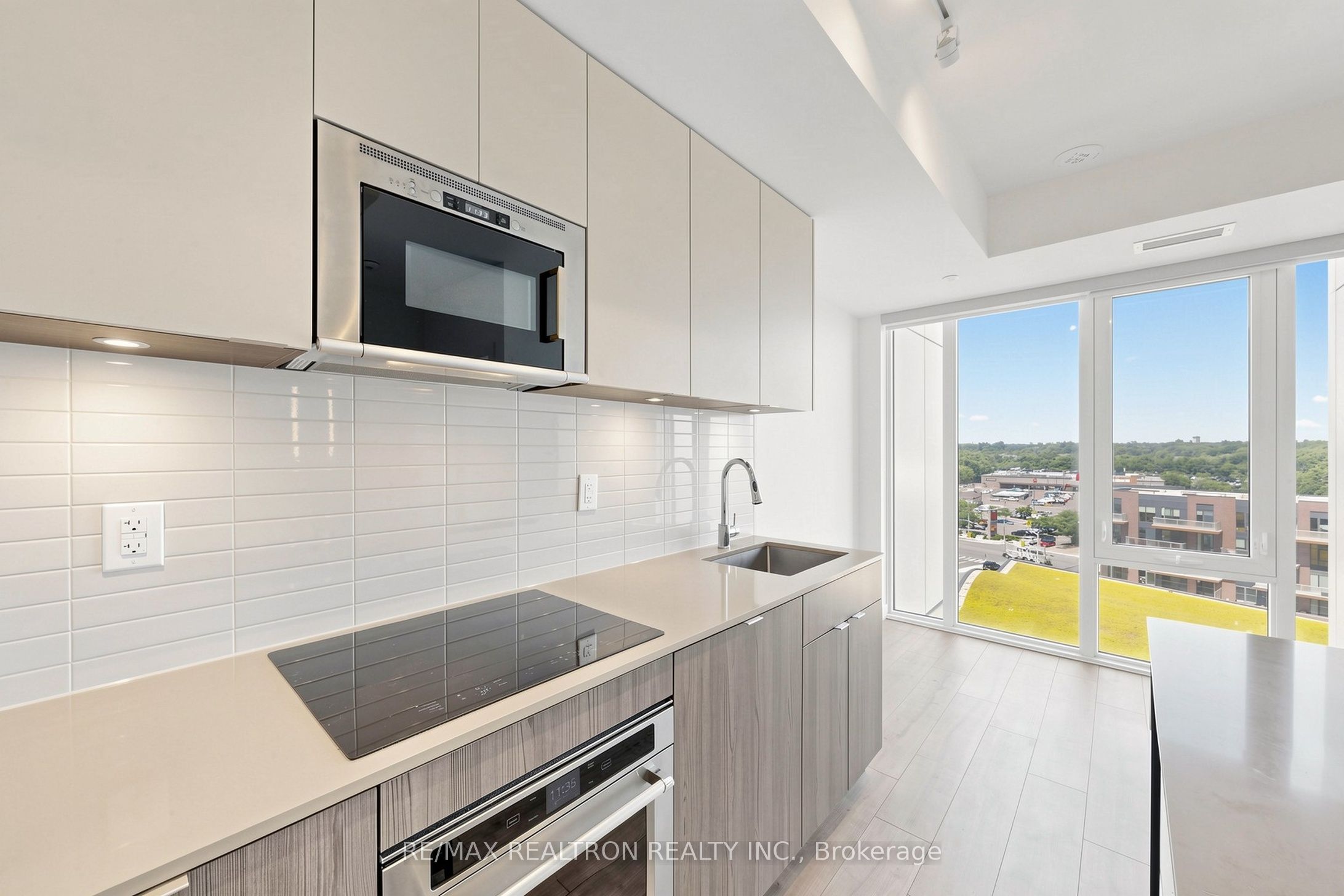 220 Missinnihe Way 817, Mississauga, ON L5H 0A9 photo 2