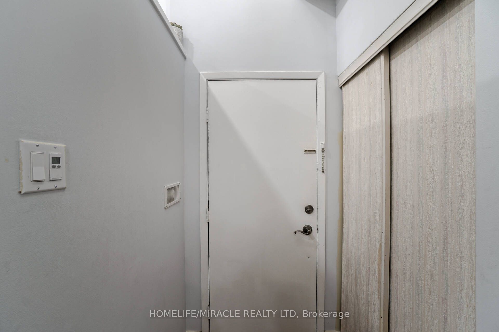 30 Hoskins Square, Brampton, ON L6S 2N6 photo 2