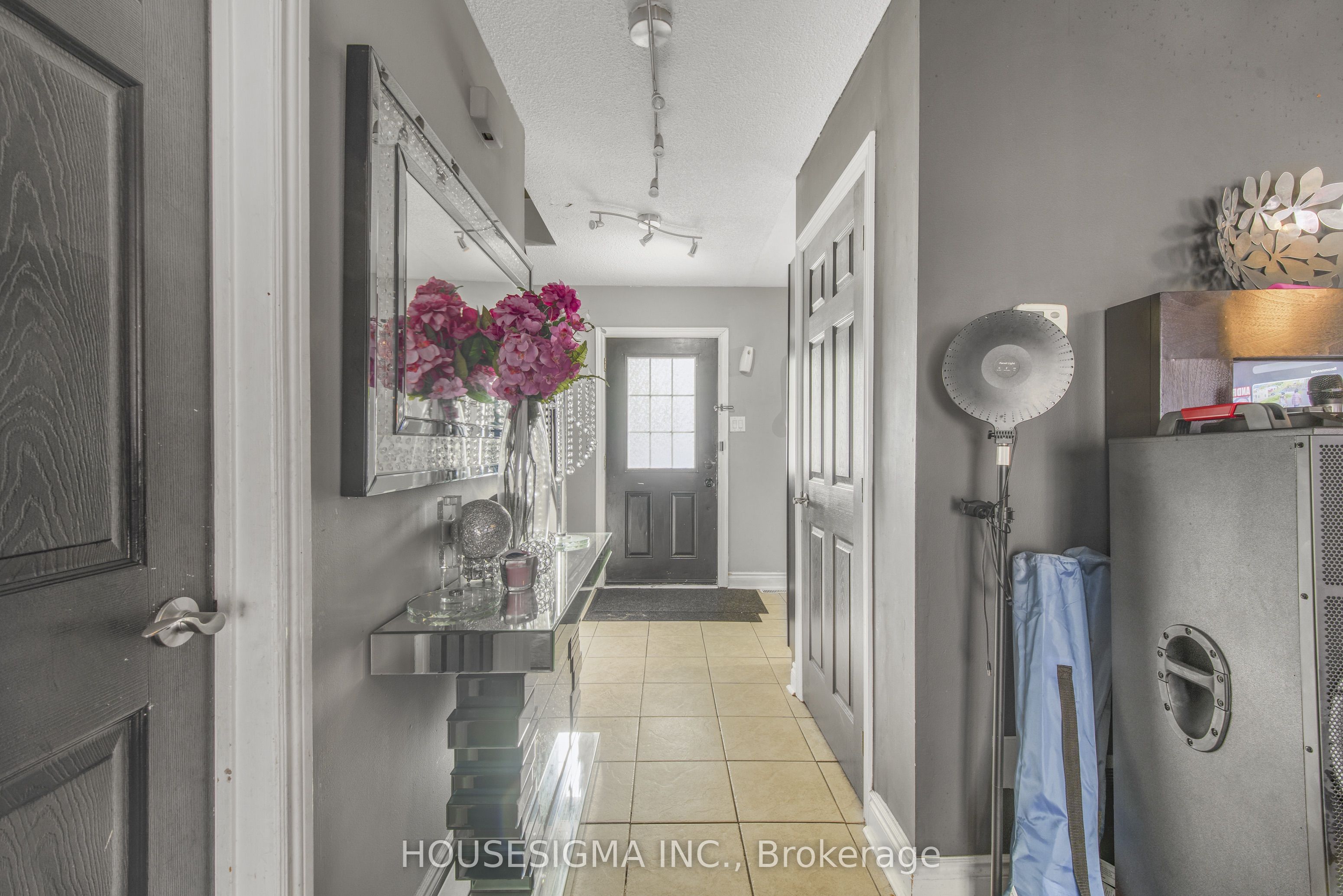 105 Hansen Road N 61, Brampton, ON L6V 3C9 photo 2