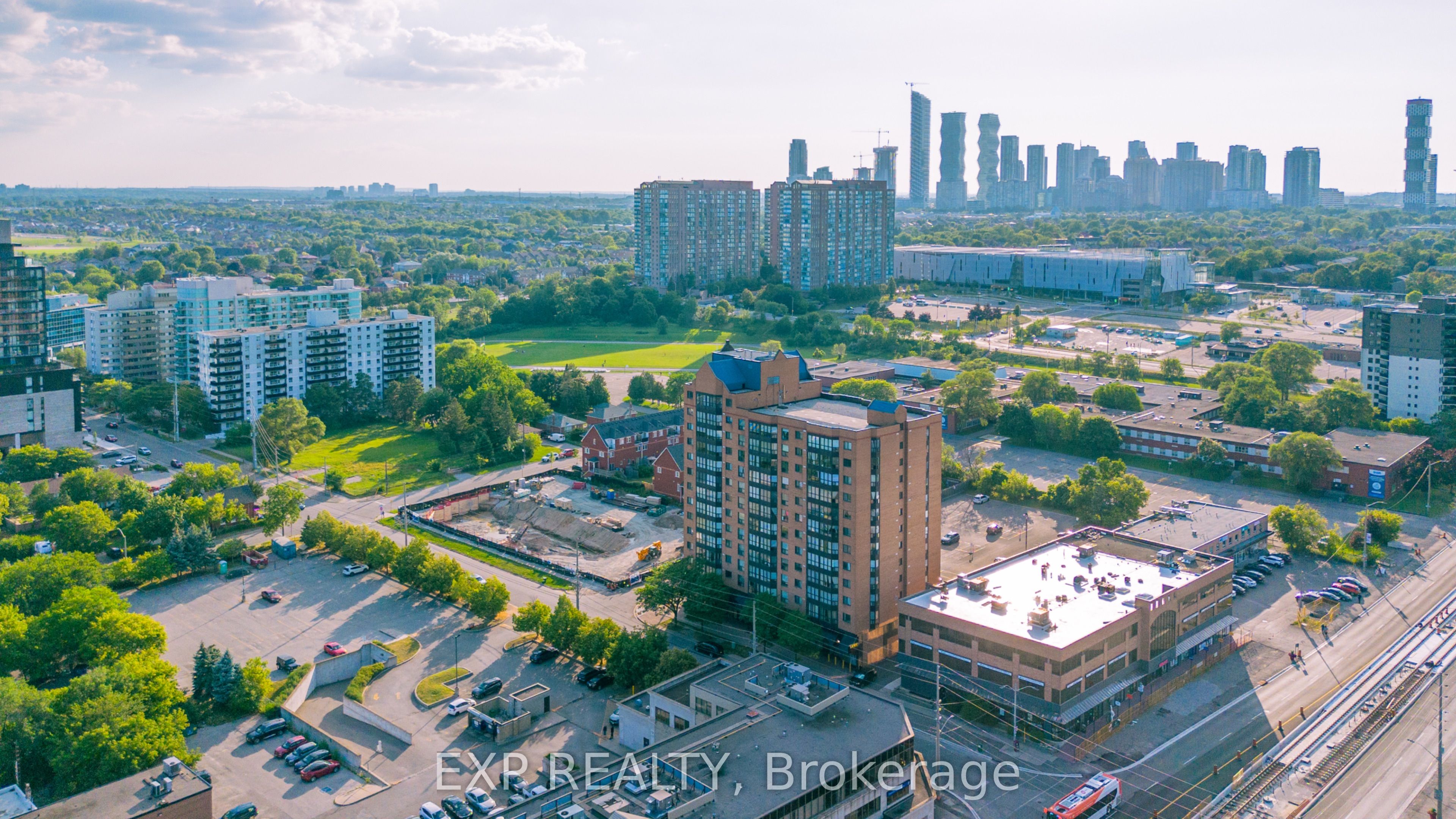 25 Agnes Street 202, Mississauga, ON L5B 3X7 photo 2