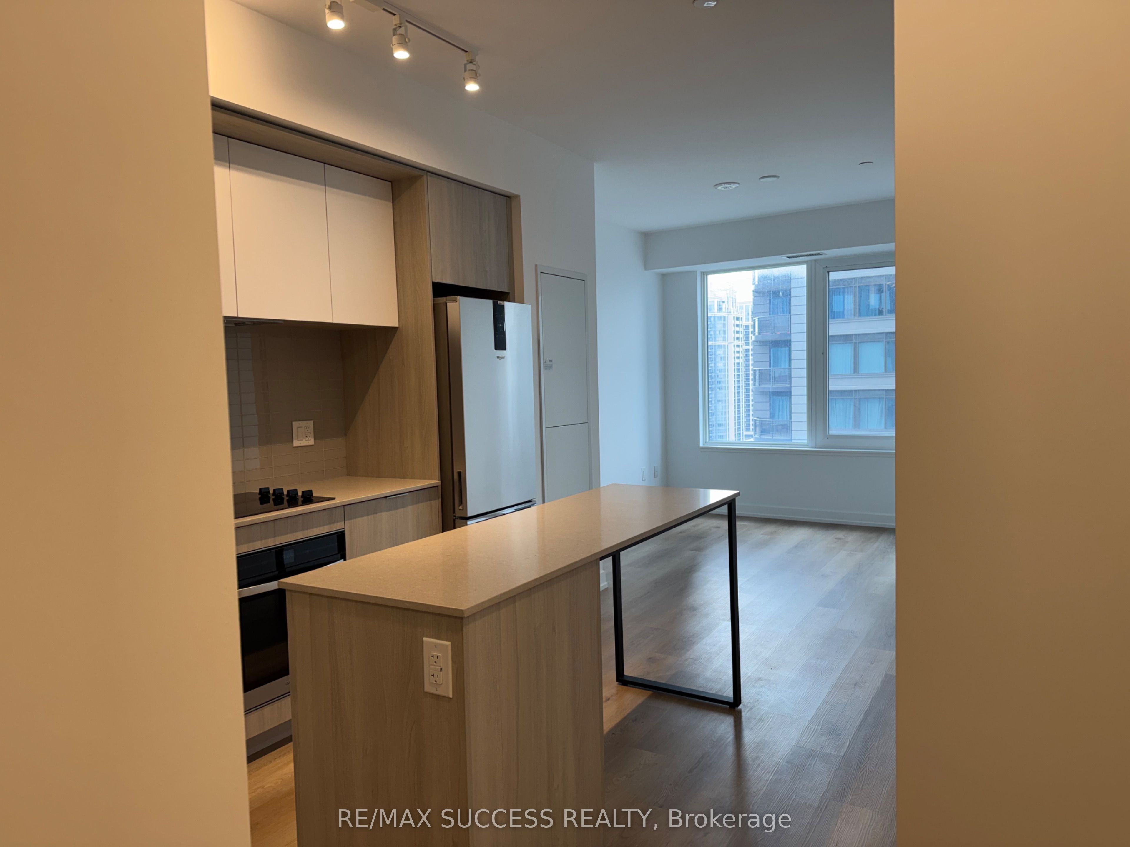 395 Square One Drive 1607, Mississauga, ON L5B 0P6 photo 2