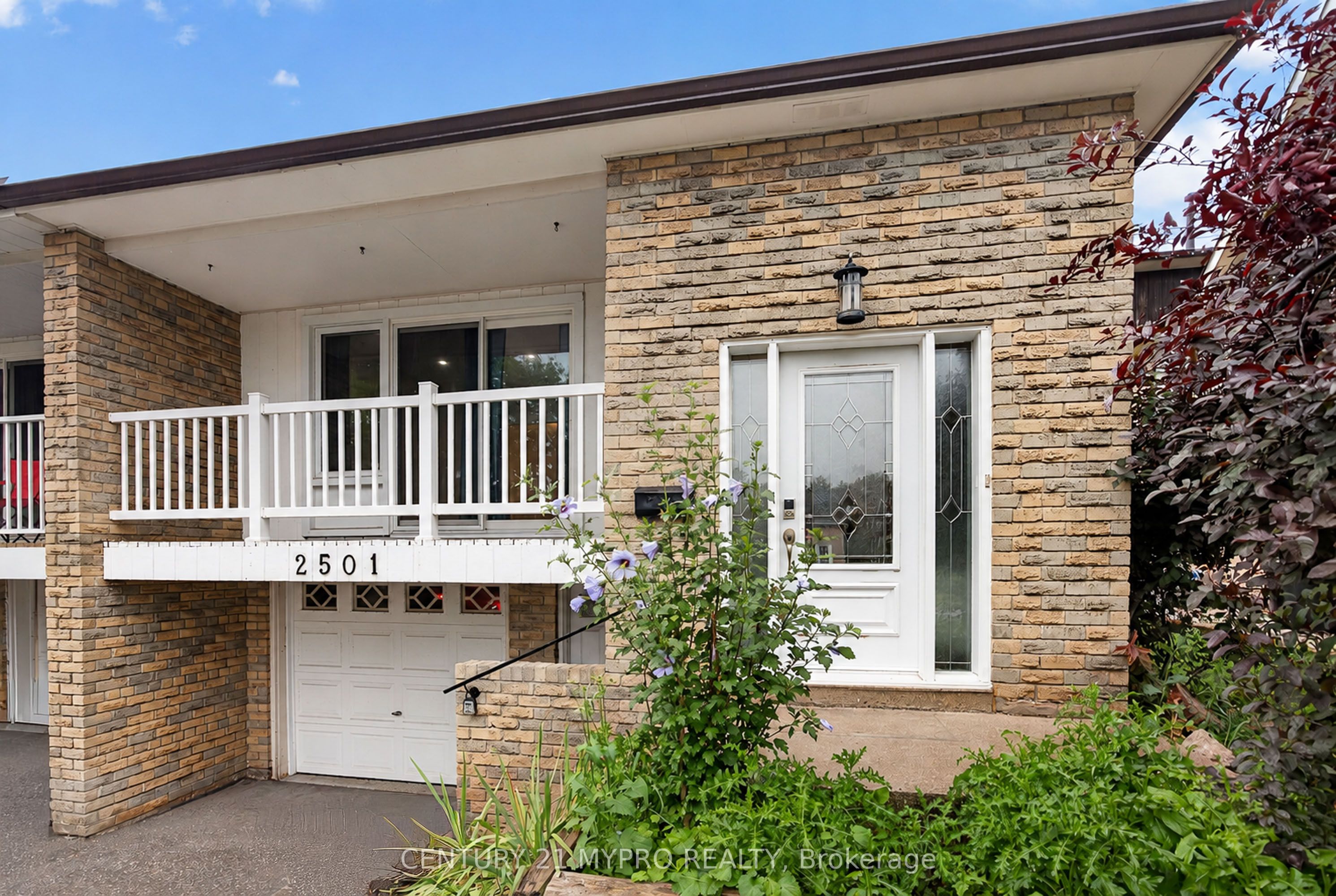 2501 Cobbinshaw Circle, Mississauga, ON L5N 2G2 photo 2