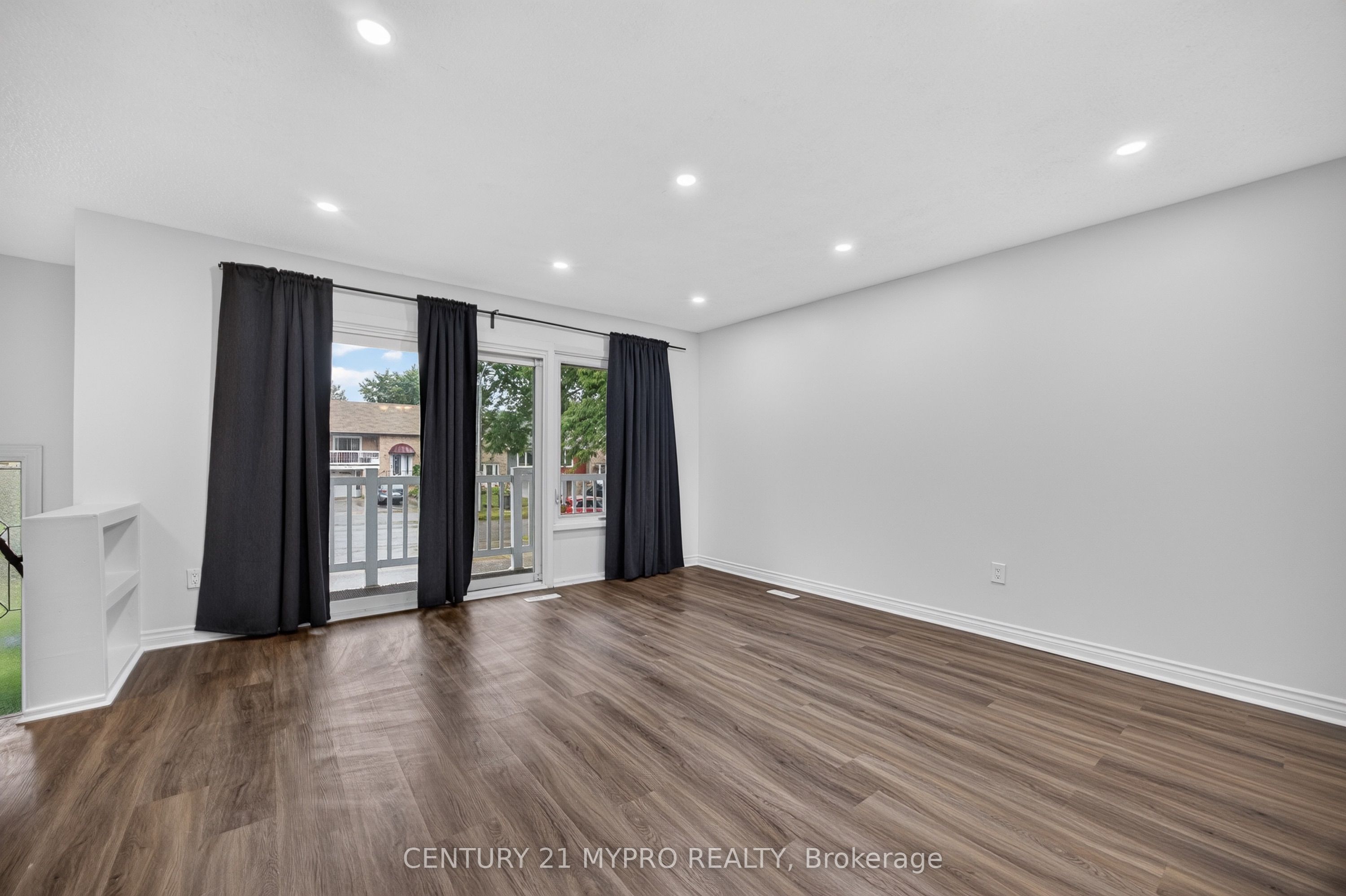 2501 Cobbinshaw Circle, Mississauga, ON L5N 2G2 photo 5