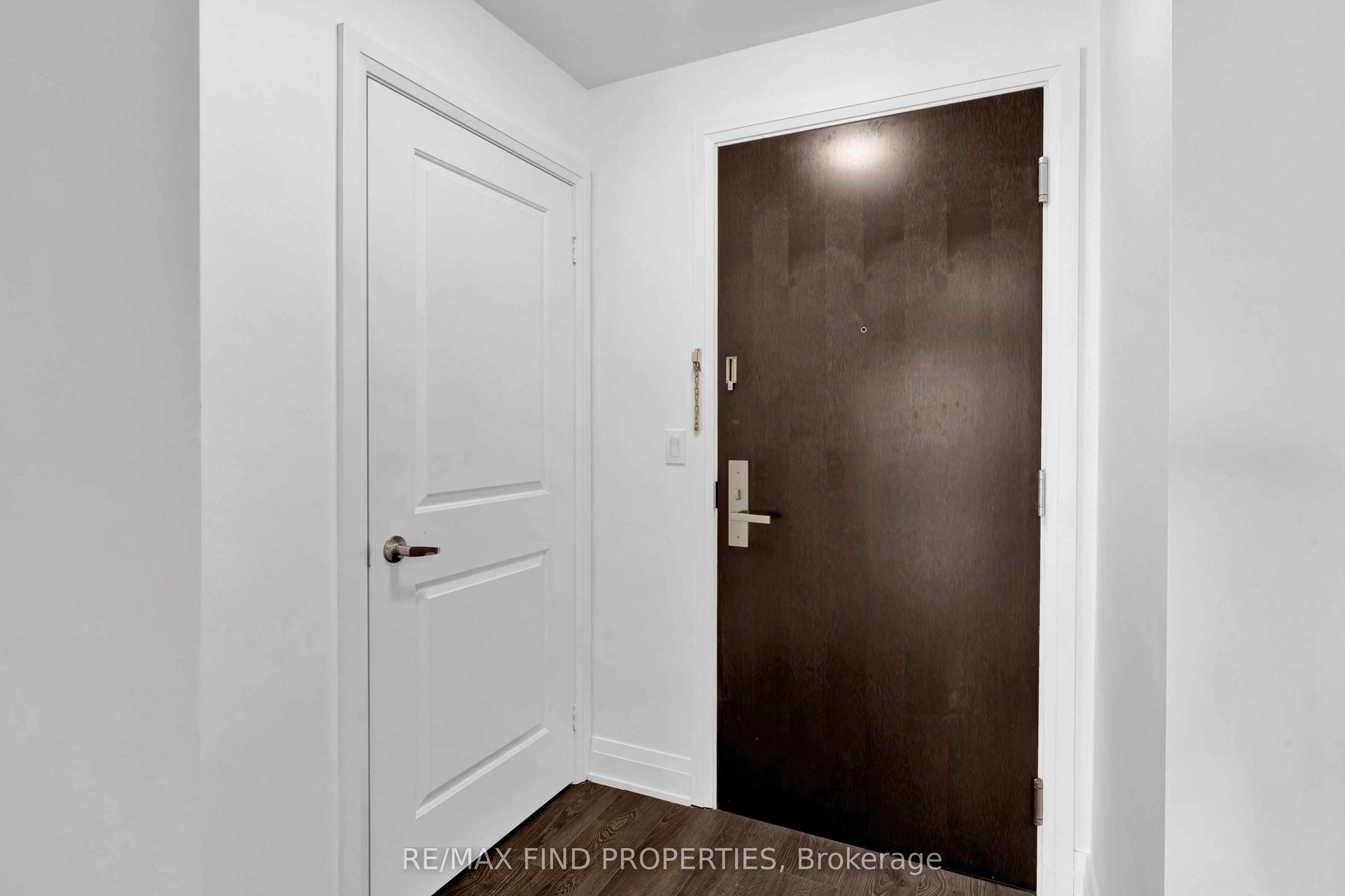 55 Speers Road 1504, Oakville, ON L6K 0H9 photo 2
