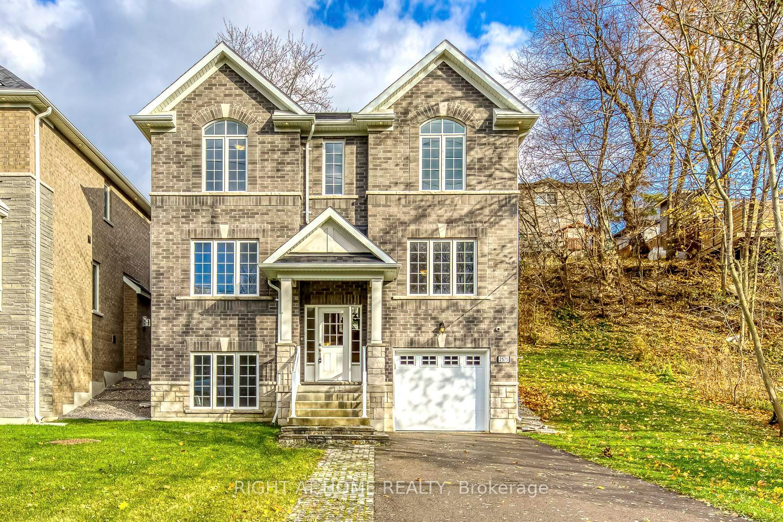2575 Islington Avenue, Toronto, ON M9V 4A2 photo 2