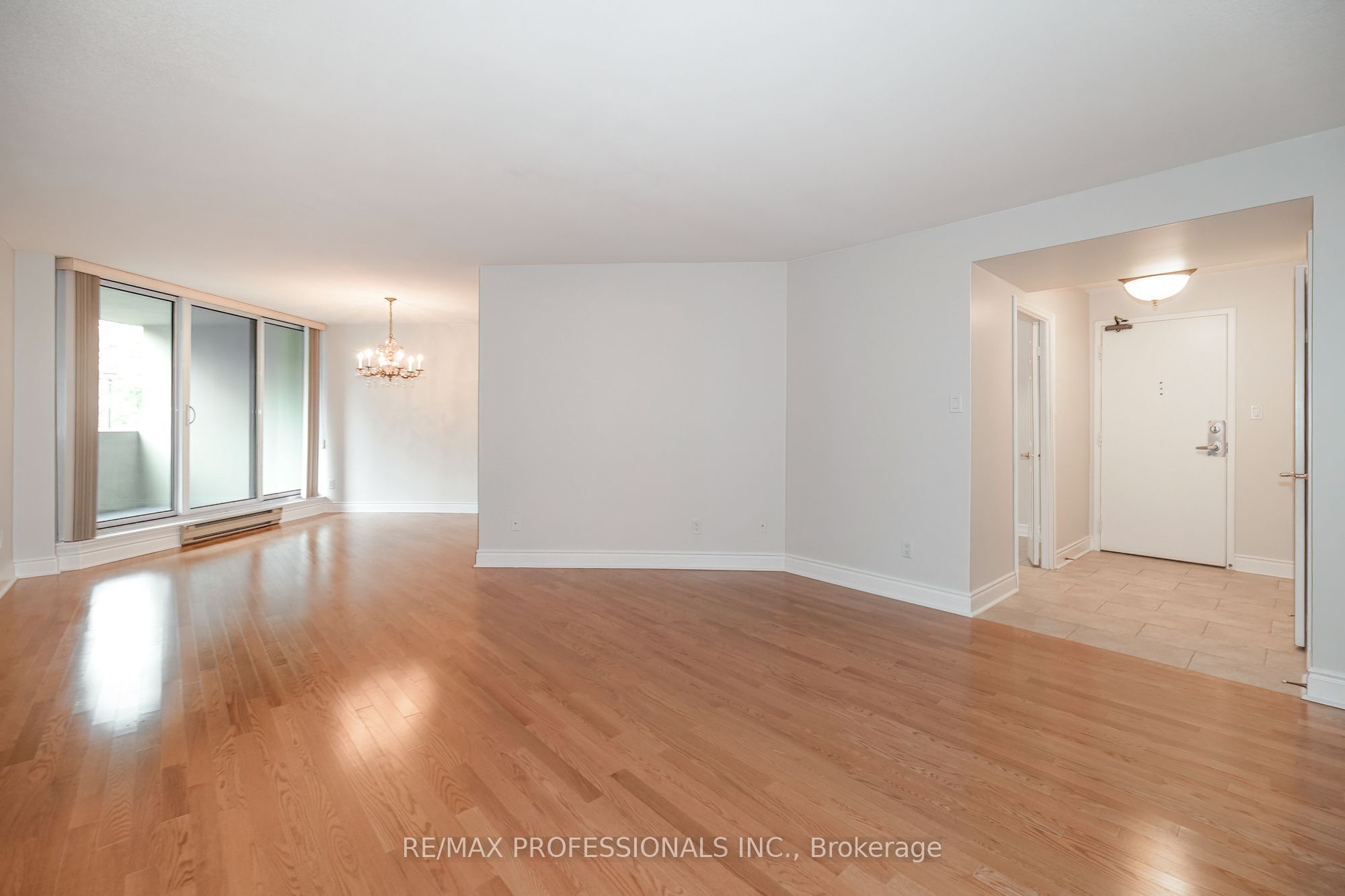 95 La Rose Avenue 105, Toronto, ON M9P 3T2 photo 5