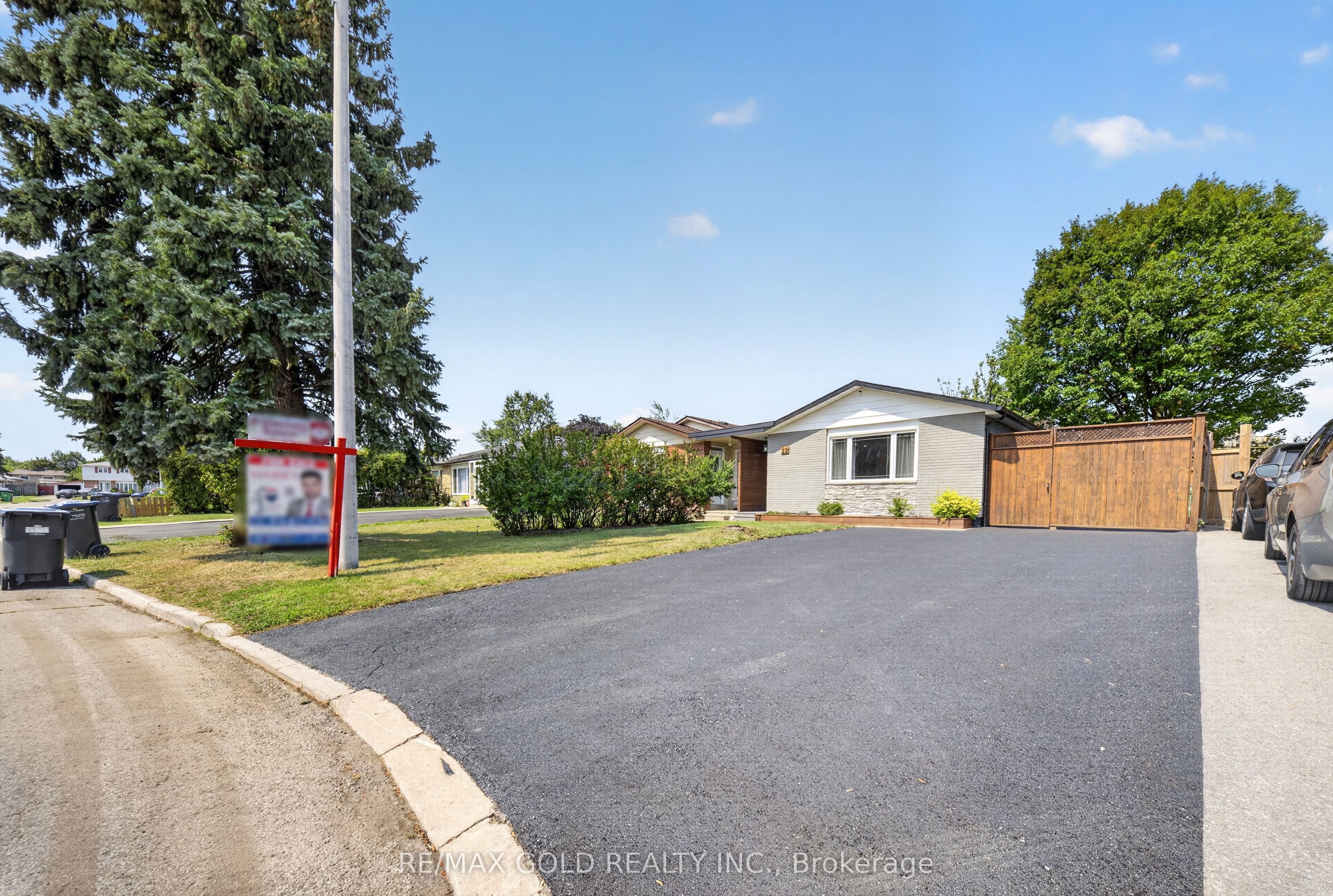 22 Deeside Crescent, Brampton, ON L6T 3L7 photo 2