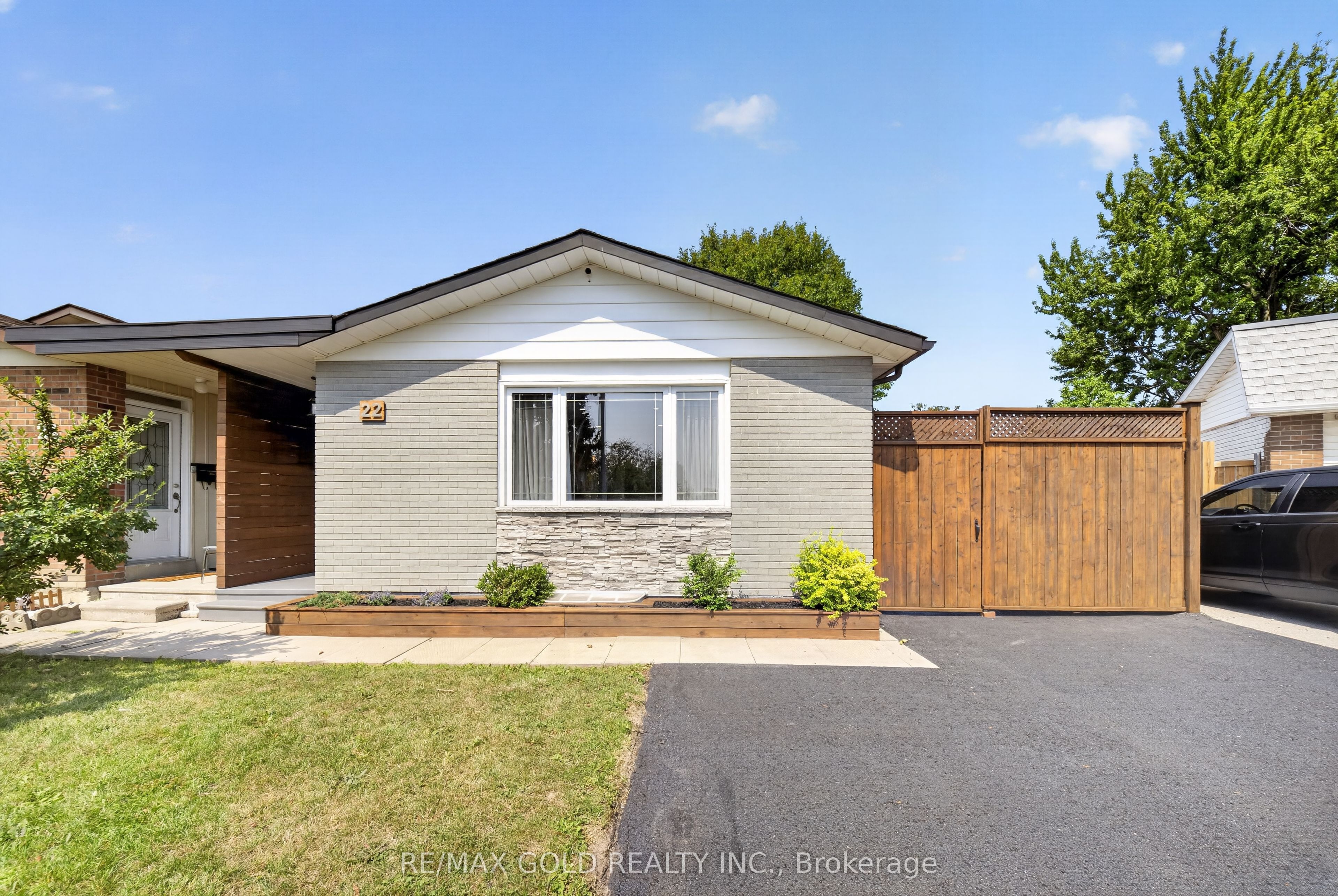 22 Deeside Crescent, Brampton, ON L6T 3L7 photo 3