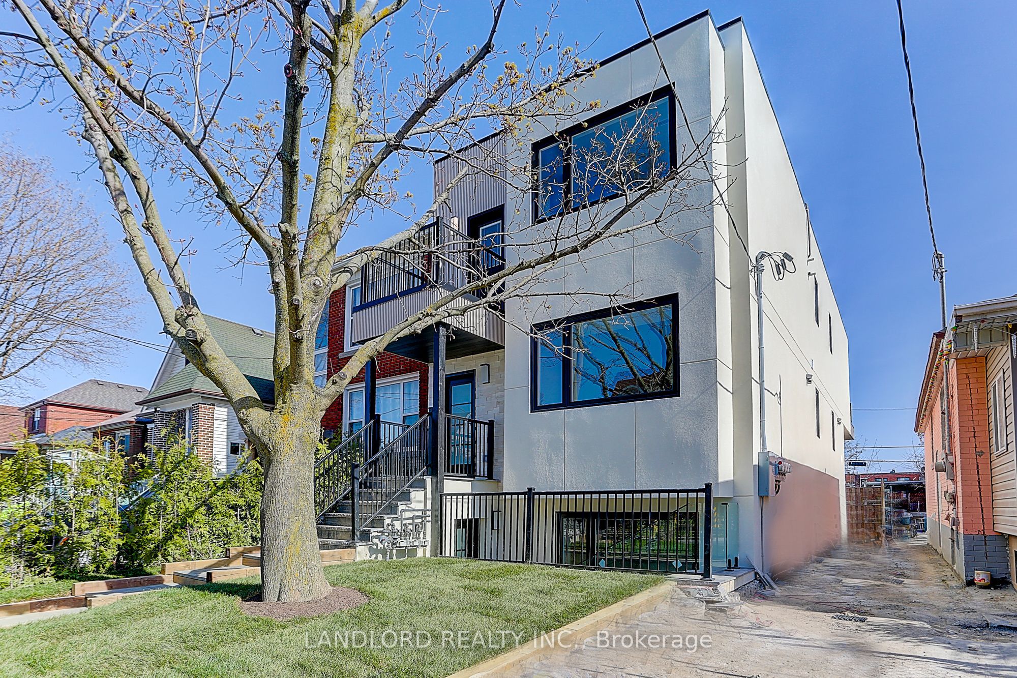 71 Livingstone Avenue Lower, Toronto, ON M6E 2L7 photo 3