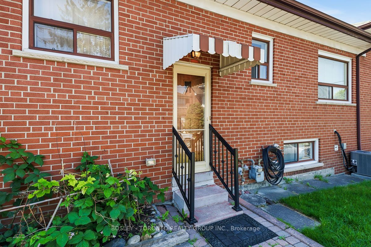 146 Earlscourt Avenue Lower, Toronto, ON M6E 4A9 photo 2