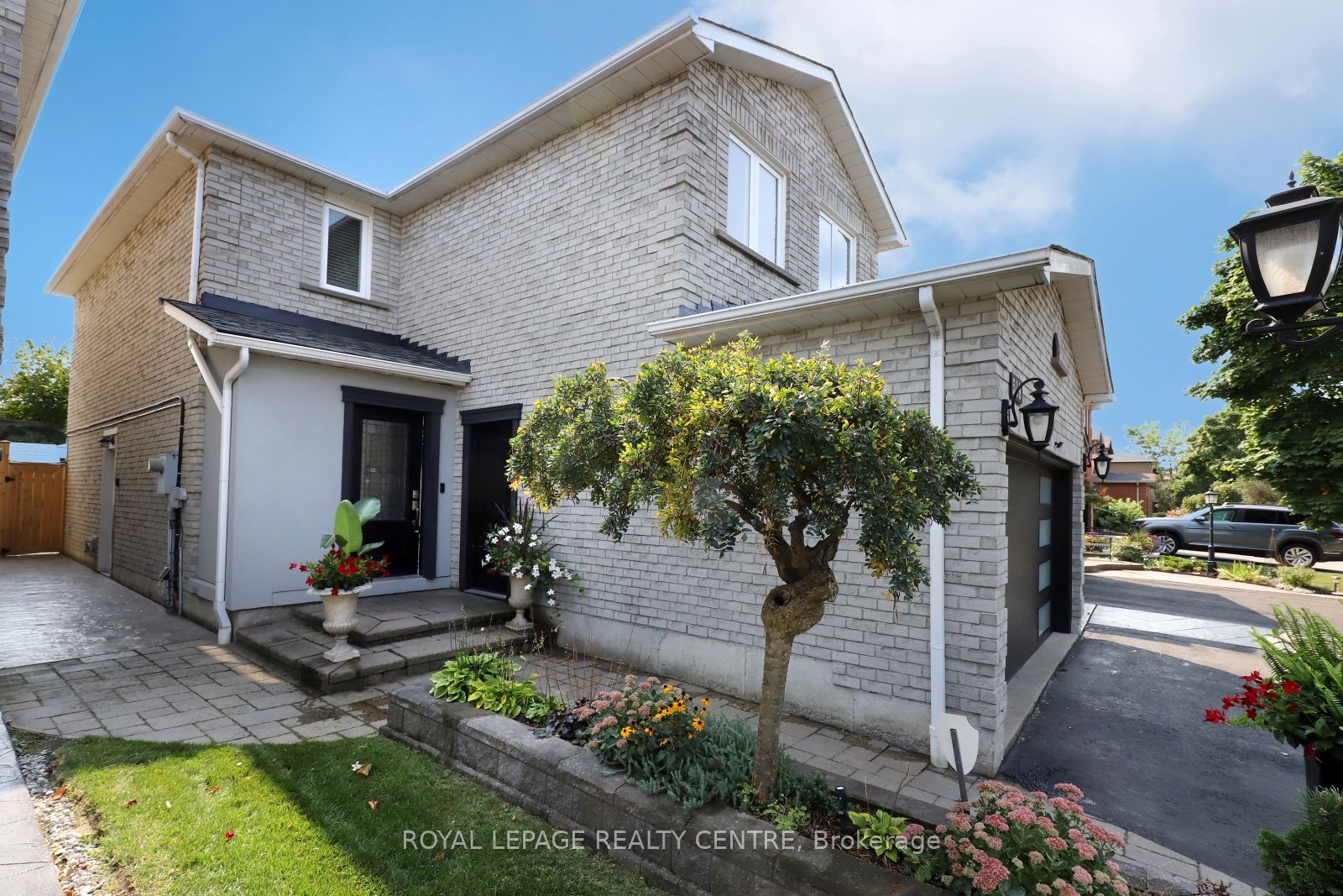 598 Pilcom Court, Mississauga, ON L5B 4A3 photo 3