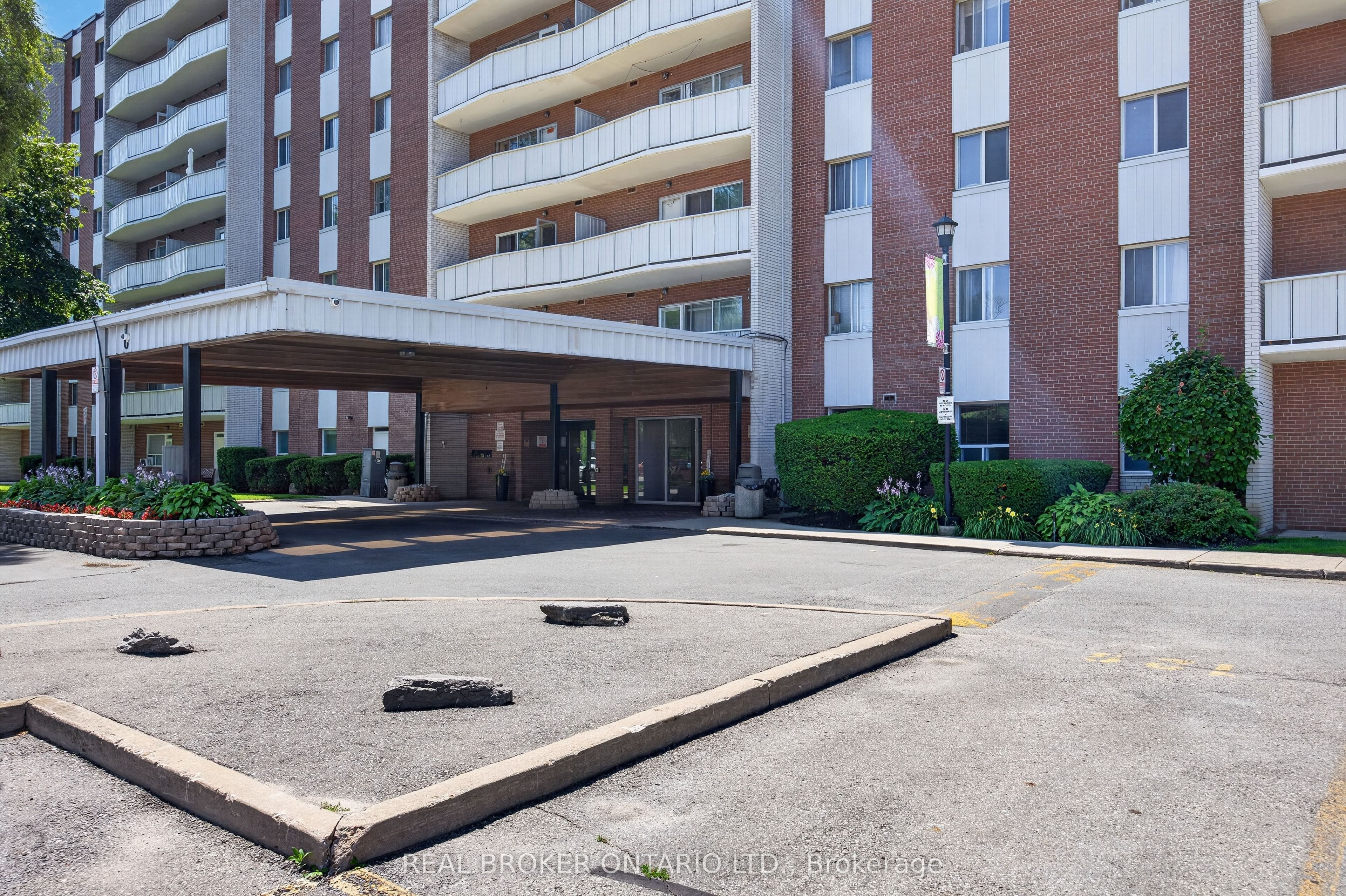 1660 Bloor Street 308, Mississauga, ON L4X 1R9 photo 2