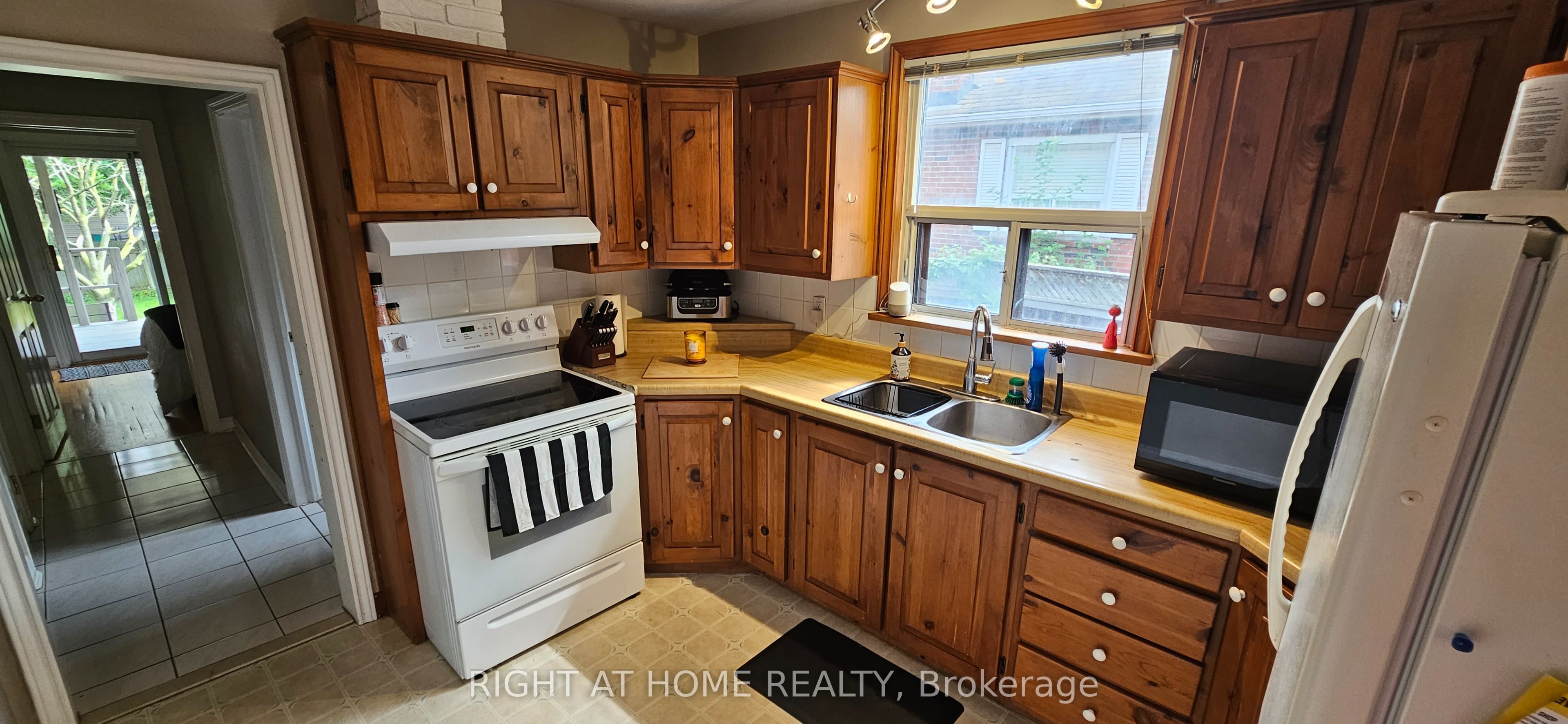 130 Prince Charles Drive Main, Oakville, ON L6K 2C9 photo 4