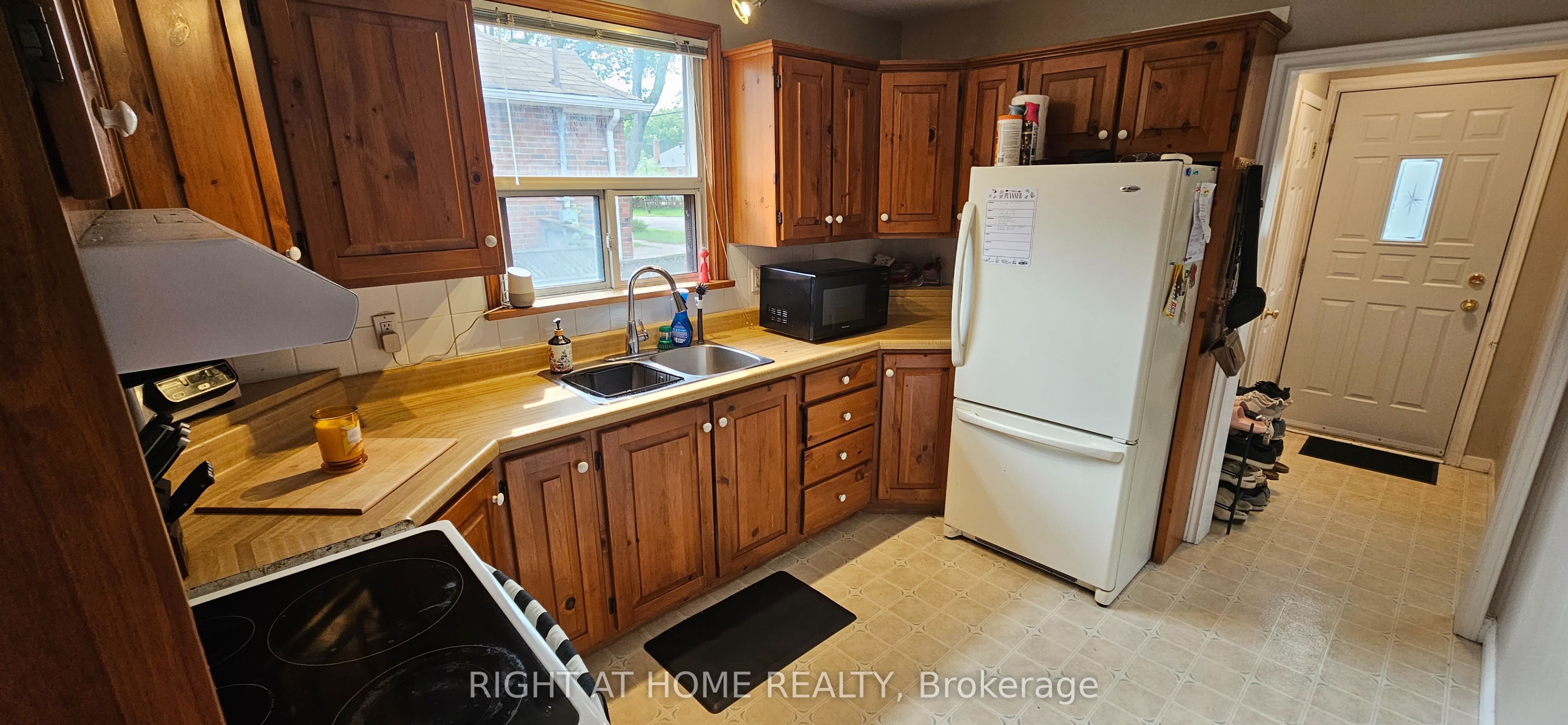 130 Prince Charles Drive Main, Oakville, ON L6K 2C9 photo 5