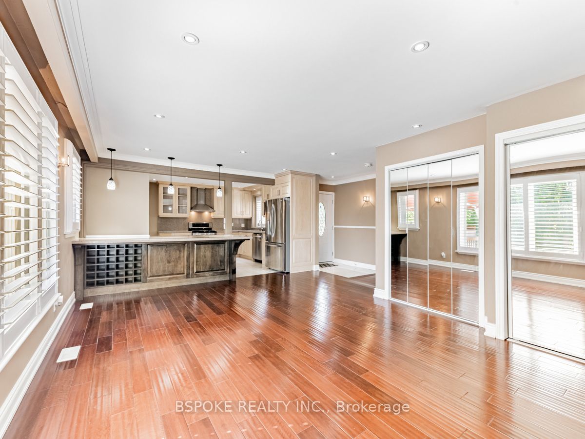 252 Thistle Down Boulevard Upper, Toronto, ON M9V 1K7 photo 3